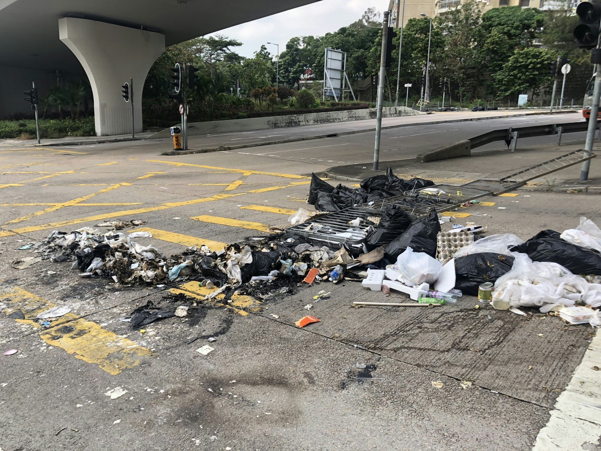 在歌和老街近石澤安邨附近一帶,有不少垃圾被棄置。(胡家欣攝) 在歌和老街近石澤安邨附近一帶,有不少垃圾被棄置。(胡家欣攝)