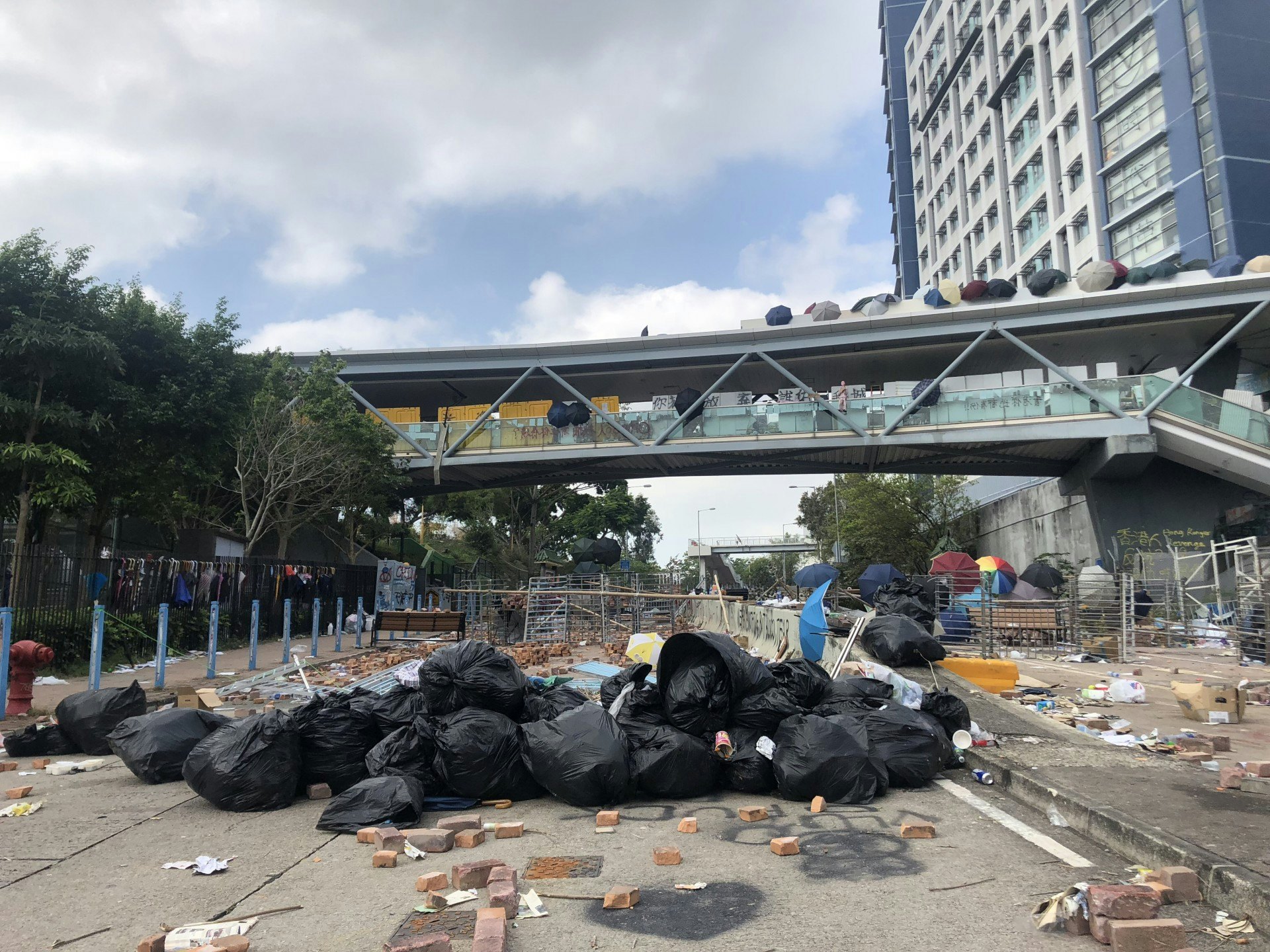 九龍塘歌和老街與達之路交界路面被堵塞,一袋袋垃圾亦一字排開成為路障。(胡家欣攝) 九龍塘歌和老街與達之路交界路面被堵塞,一袋袋垃圾亦一字排開成為路障。(胡家欣攝)
