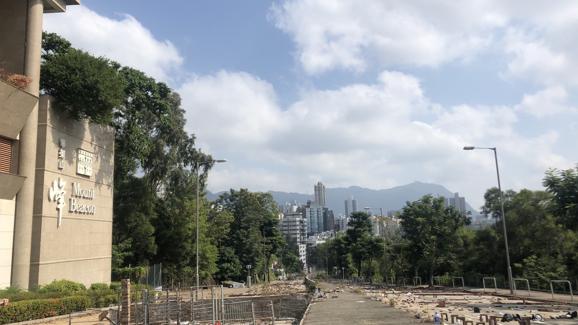 【三罷】畢架山峰成孤島 垃圾車難駛入 居民籲勿死守免重蹈佔中 【三罷】畢架山峰成孤島 垃圾車難駛入 居民籲勿死守免重蹈佔中