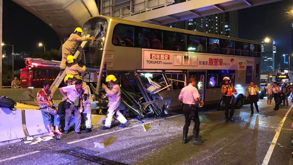 觀塘繞道九巴撞壆 33人傷3人情況嚴重 觀塘繞道九巴撞壆 33人傷3人情況嚴重