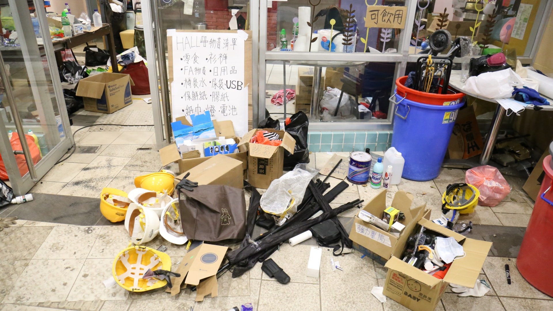 【11.16】多間大學遺下物資 城大現自製刺釘、汽油彈「靶場」 【11.16】多間大學遺下物資 城大現自製刺釘、汽油彈「靶場」