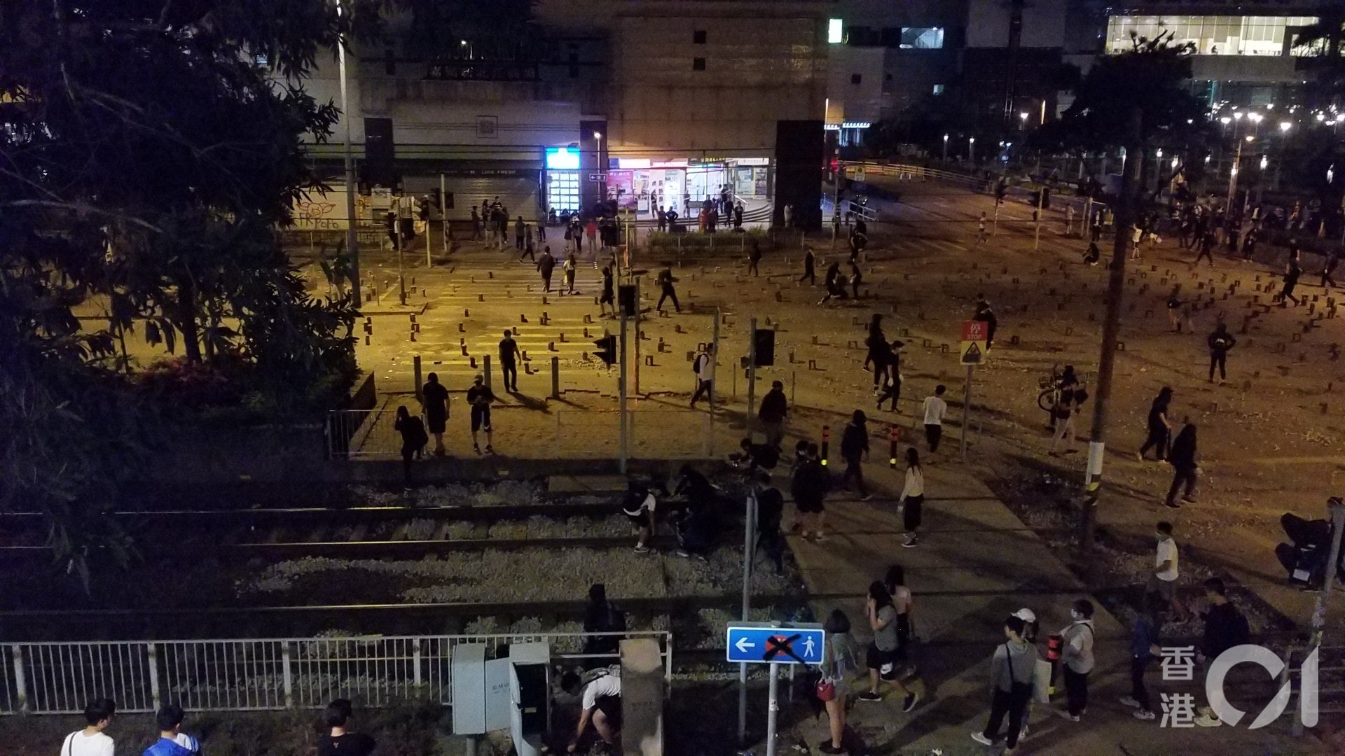 天水圍有大批示威者堵路。(王譯揚攝)