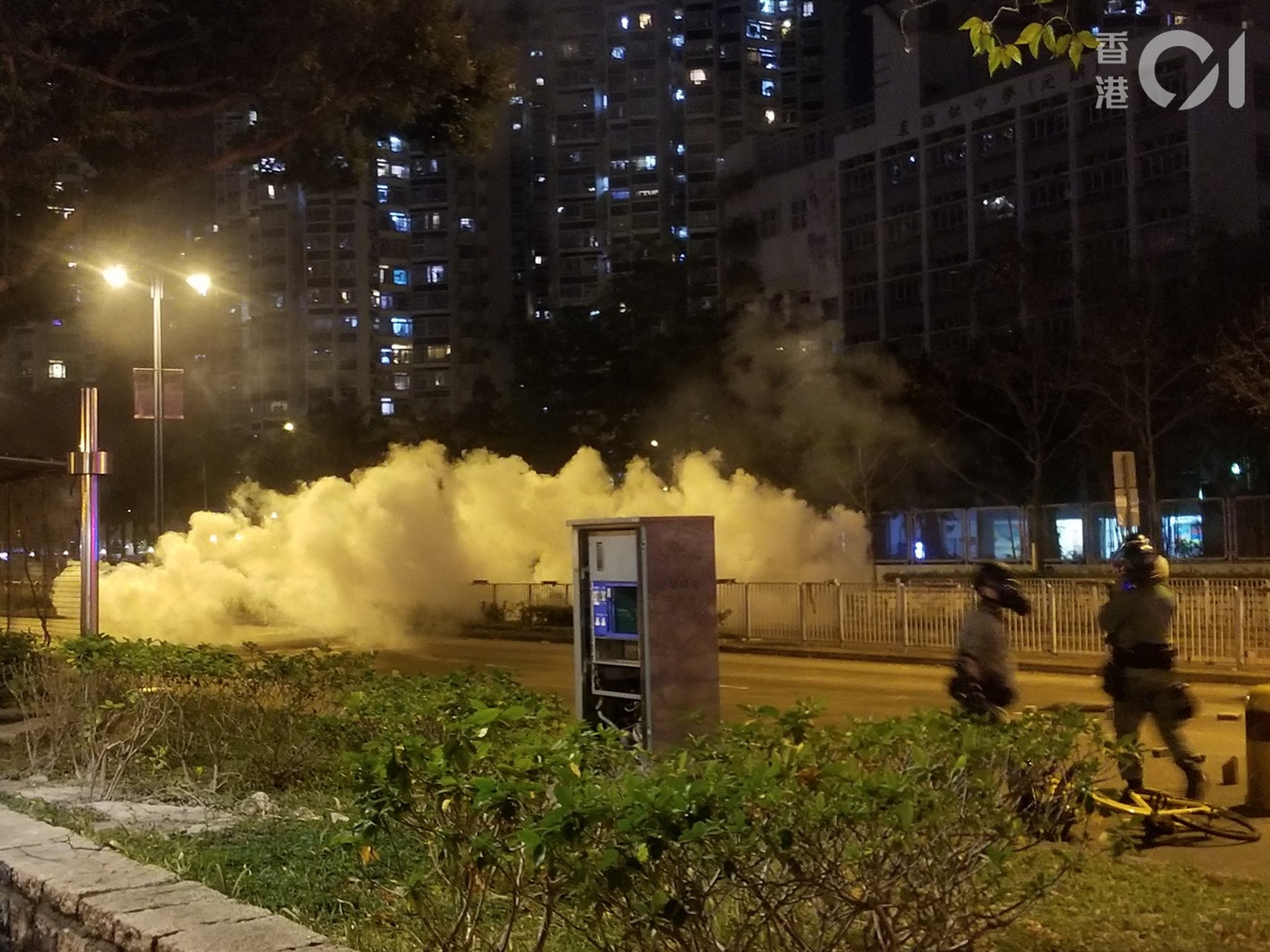 天水圍防暴警發射催淚彈驅散。(王譯揚攝)