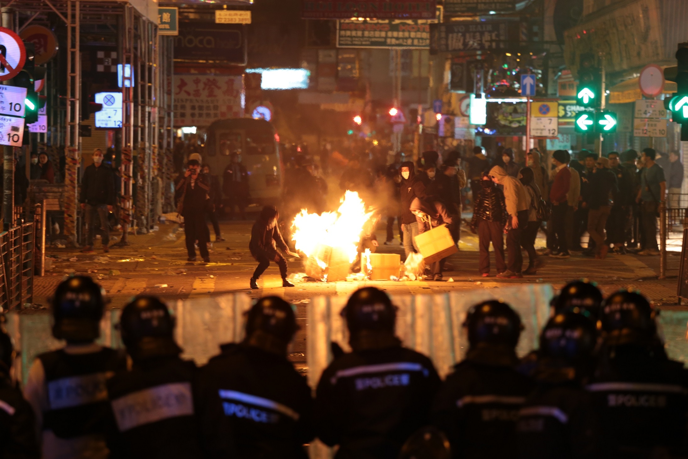 去年旺角騷亂造成逾百警民受傷，據知警方今年為免重演，會駐重兵在西九龍地區。（資料圖片）