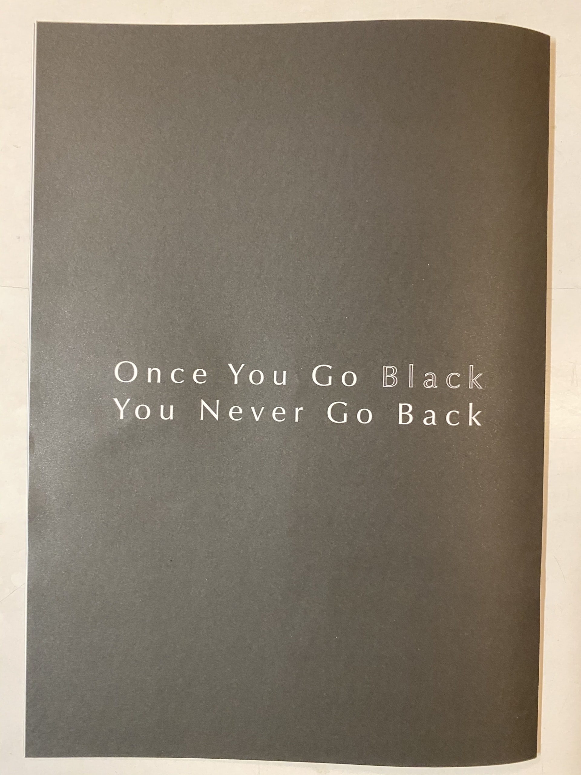 「止暴」特刊的底部封面印有美國俚語「Once you go black, You never go back」,遭網民嘲笑另有18禁意思。(網上圖片) 「止暴」特刊的底部封面印有美國俚語「Once you go black, You never go back」,遭網民嘲笑另有18禁意思。(網上圖片)