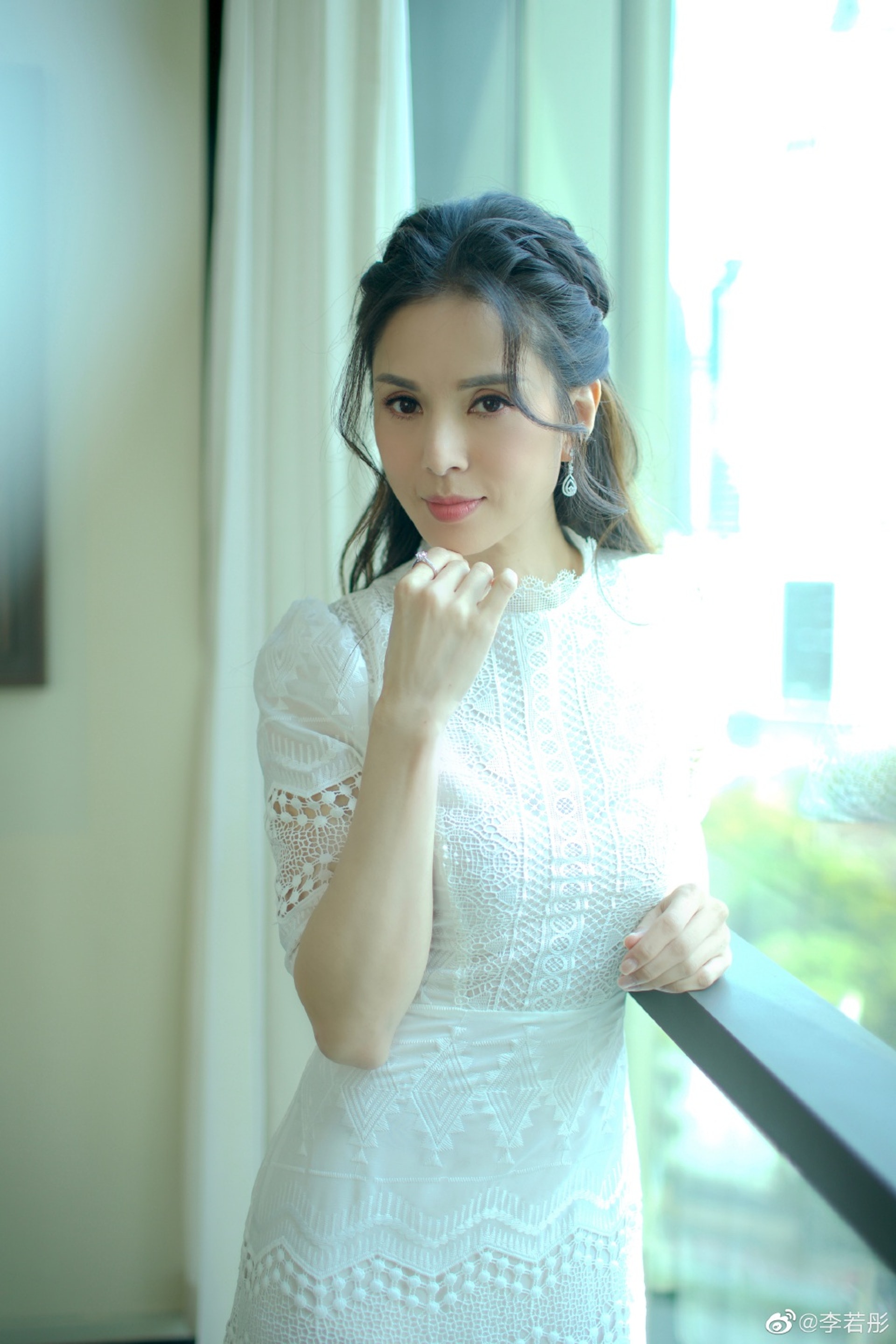 李若彤多年來都保養得宜,仙氣十足。(李若彤微博圖片) 李若彤多年來都保養得宜,仙氣十足。(李若彤微博圖片)
