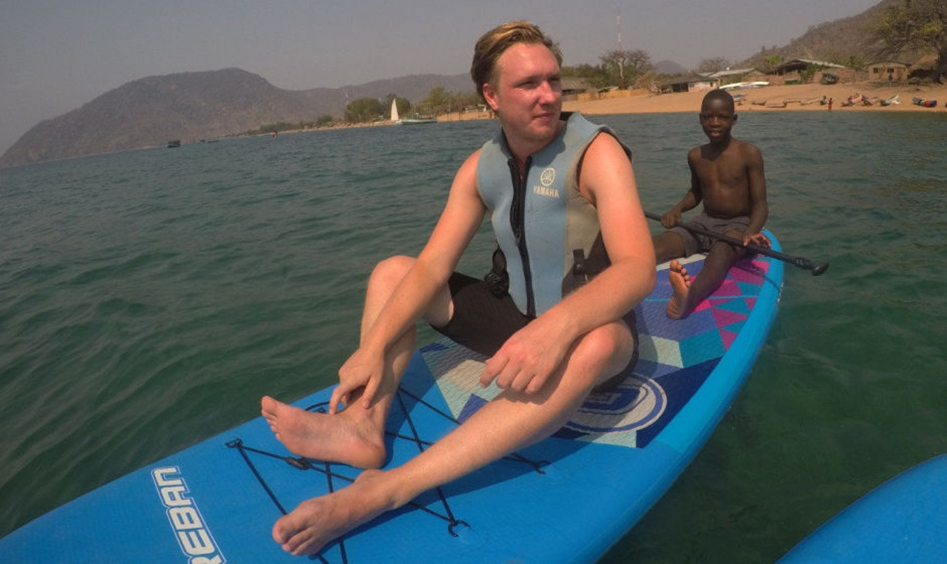 米高早前和友人到非洲馬拉威旅遊，期間曾在馬拉威湖玩水。（網上圖片）