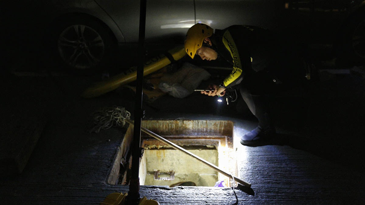 【11.19理大】有人經雨水渠逃走 因水深折返 蛙人無發現受困者 【11.19理大】有人經雨水渠逃走 因水深折返 蛙人無發現受困者