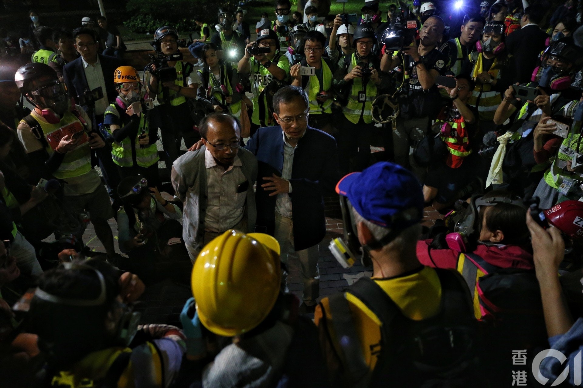 18日晚,張達明及曾鈺成等人進入理大撤走學生,並查問「朱媛係咪喺度?」,引發揣測。(資料圖片) 18日晚,張達明及曾鈺成等人進入理大撤走學生,並查問「朱媛係咪喺度?」,引發揣測。(資料圖片)