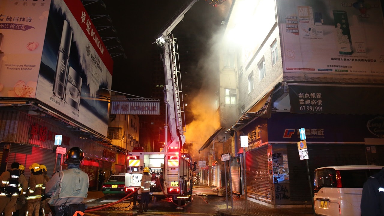 上水「黃店」藥房起火 樓上多名住客一度被困 上水「黃店」藥房起火 樓上多名住客一度被困