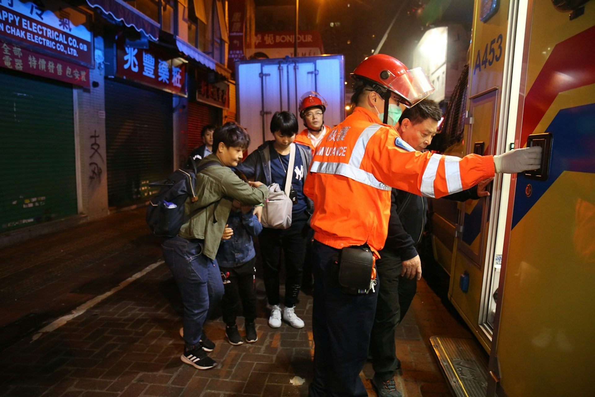 其中一家三口一度被困,幸獲救後無礙。(陳永武攝) 其中一家三口一度被困,幸獲救後無礙。(陳永武攝)