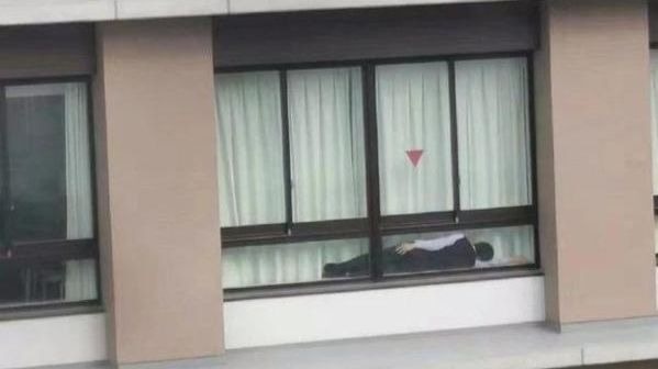 偷食斷正？直擊台男安心橫躺大樓窗邊　網民瘋狂恥笑：還自帶箭頭