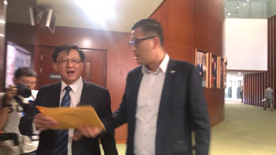 【逃犯條例】林卓廷告何君堯誹謗 立法會內「面交」律師信 【逃犯條例】林卓廷告何君堯誹謗 立法會內「面交」律師信