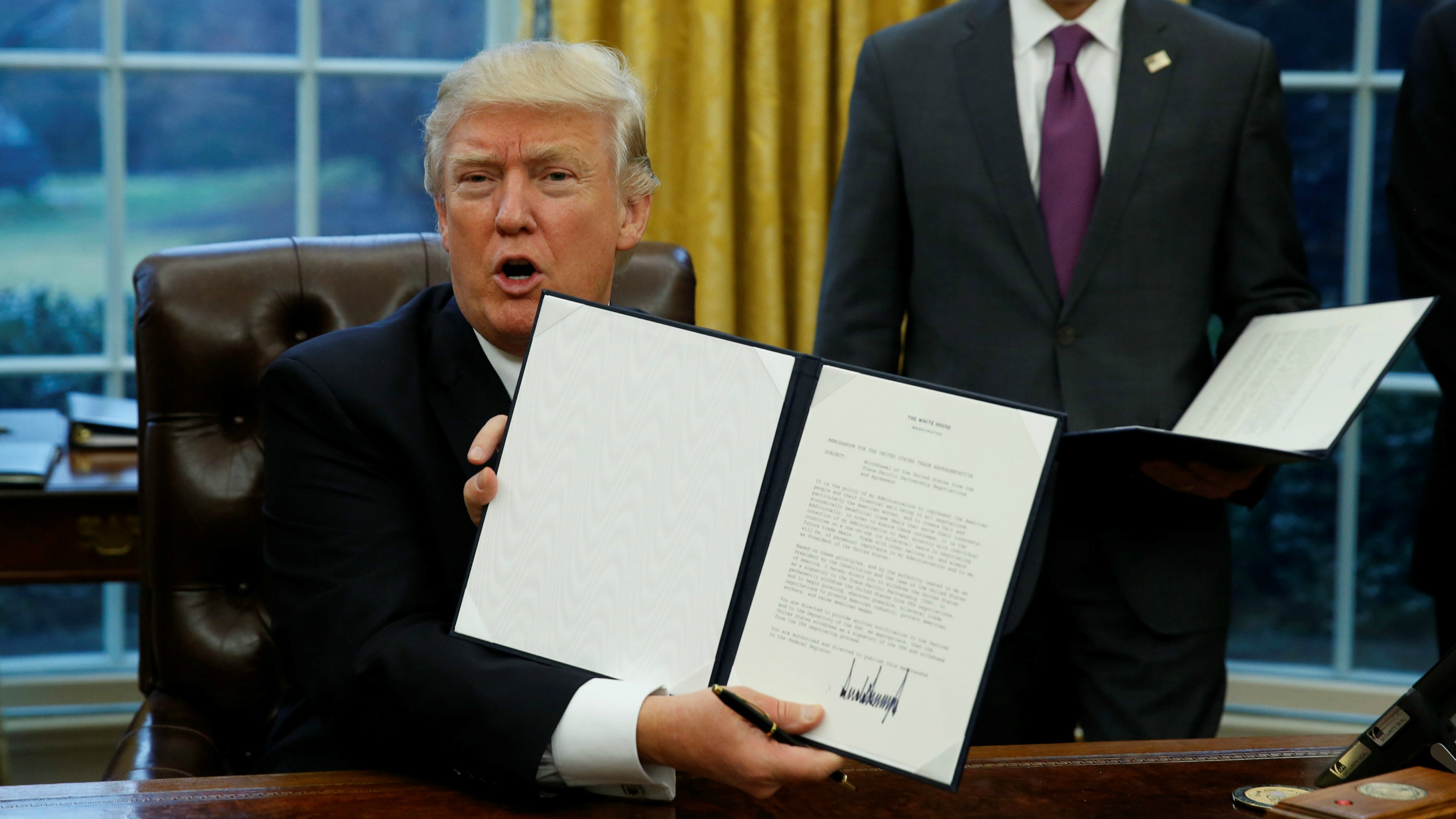 正所謂新官上任三把火。特朗普上任第三天就簽署三項行政命令，包括下令美國退出跨太平洋戰略經濟夥伴關係協議（TPP）的討論，開始瓦解奧巴馬積極拉動的巨型經濟聯盟。（路透社）