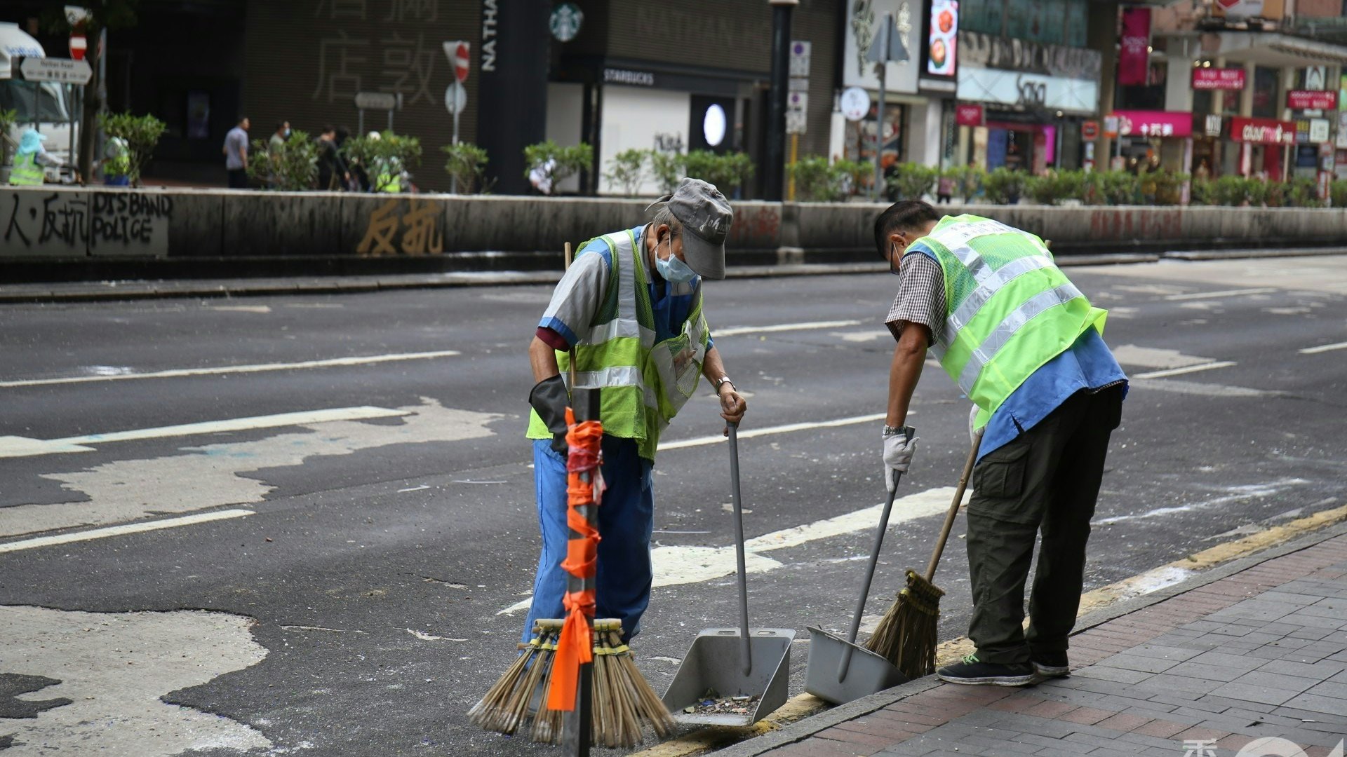 【催淚煙遺禍】清潔工零裝備清潔 藝術家倡清理殘留物重新招標 【催淚煙遺禍】清潔工零裝備清潔 藝術家倡清理殘留物重新招標