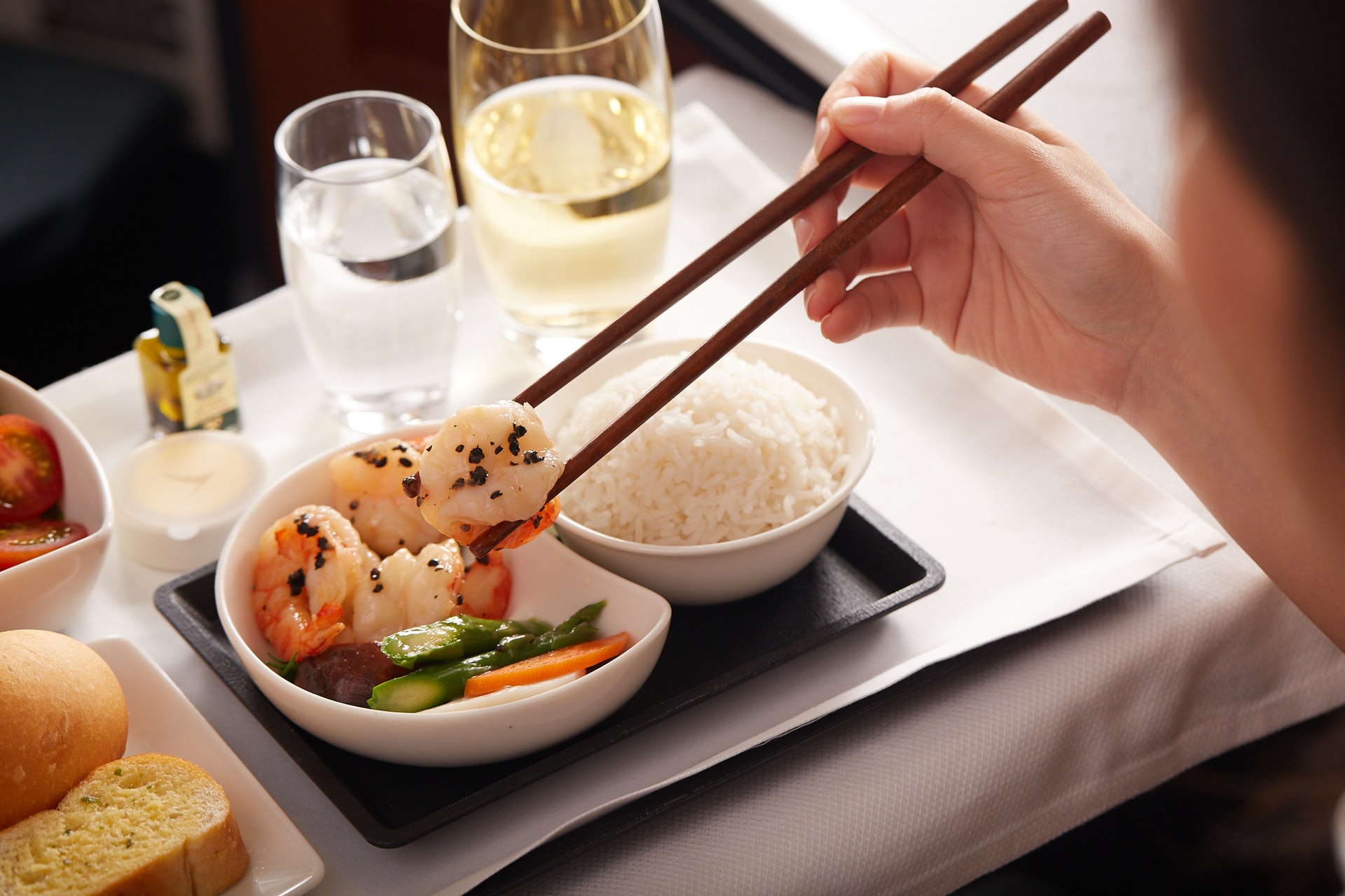 為了方便乘客進食,飛機餐不會加入連殼、連骨的食物,如帶殼的蝦。﹙國泰資料圖片﹚ 為了方便乘客進食,飛機餐不會加入連殼、連骨的食物,如帶殼的蝦。﹙國泰資料圖片﹚