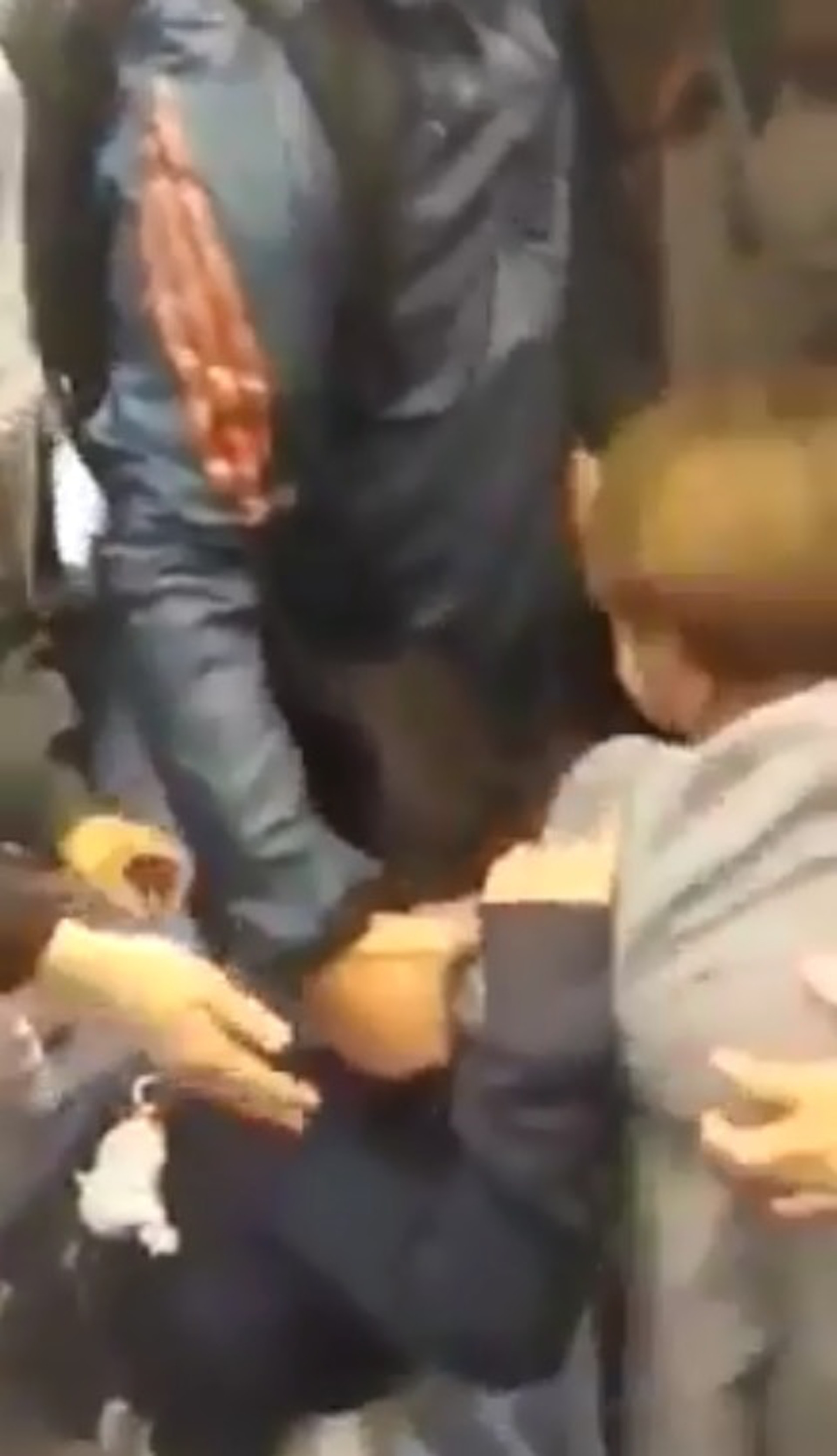 一名男子護送女學生離開。(網上片段截圖) 一名男子護送女學生離開。(網上片段截圖)