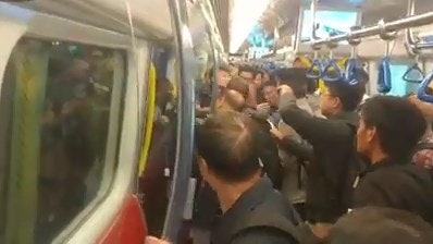 女學生周三塞鐵遭數名大漢圍毆 新生精神康復會:已解僱涉事職員 女學生周三塞鐵遭數名大漢圍毆 新生精神康復會:已解僱涉事職員