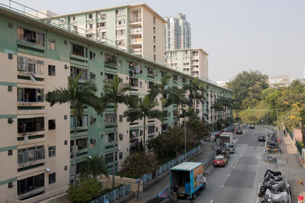 Winnie住在愛民邨舊長型的樓宇。愛民邨不只單純用作安置市民，設計上也花盡心思，如使用翠綠色中式雕花磚作露台的柱身。參加者問如果爛了怎麼辦？Winnie苦笑:「只好用普通磚頭頂着，因為政府的配料處早已沒存貨。」