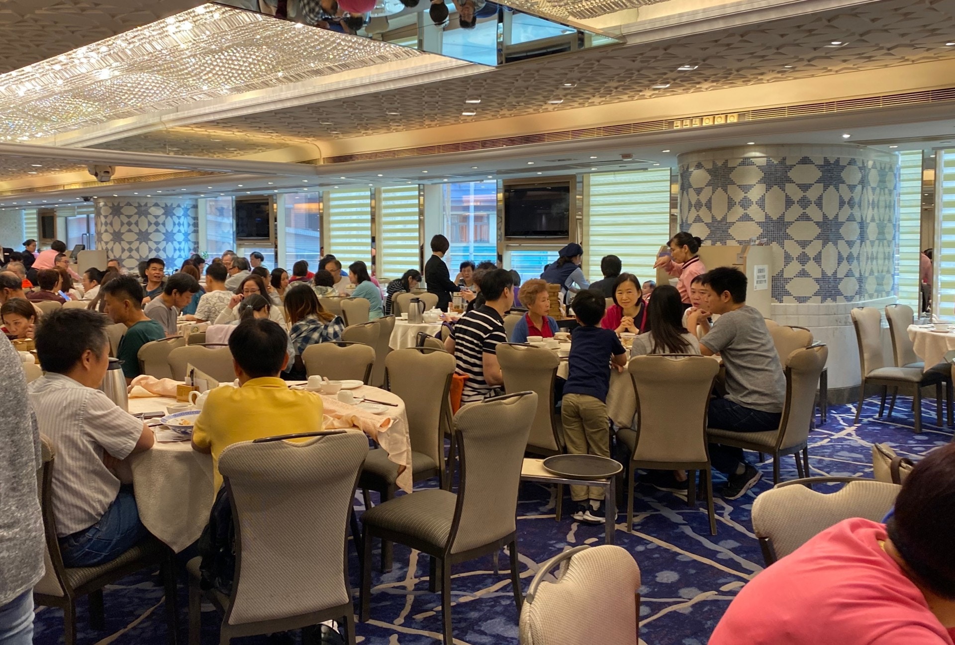 4樓「海港酒家」的店長指，現時人流大不如前，以往假日午市時段需輪候才能內進用膳。　（郭倩雯攝）