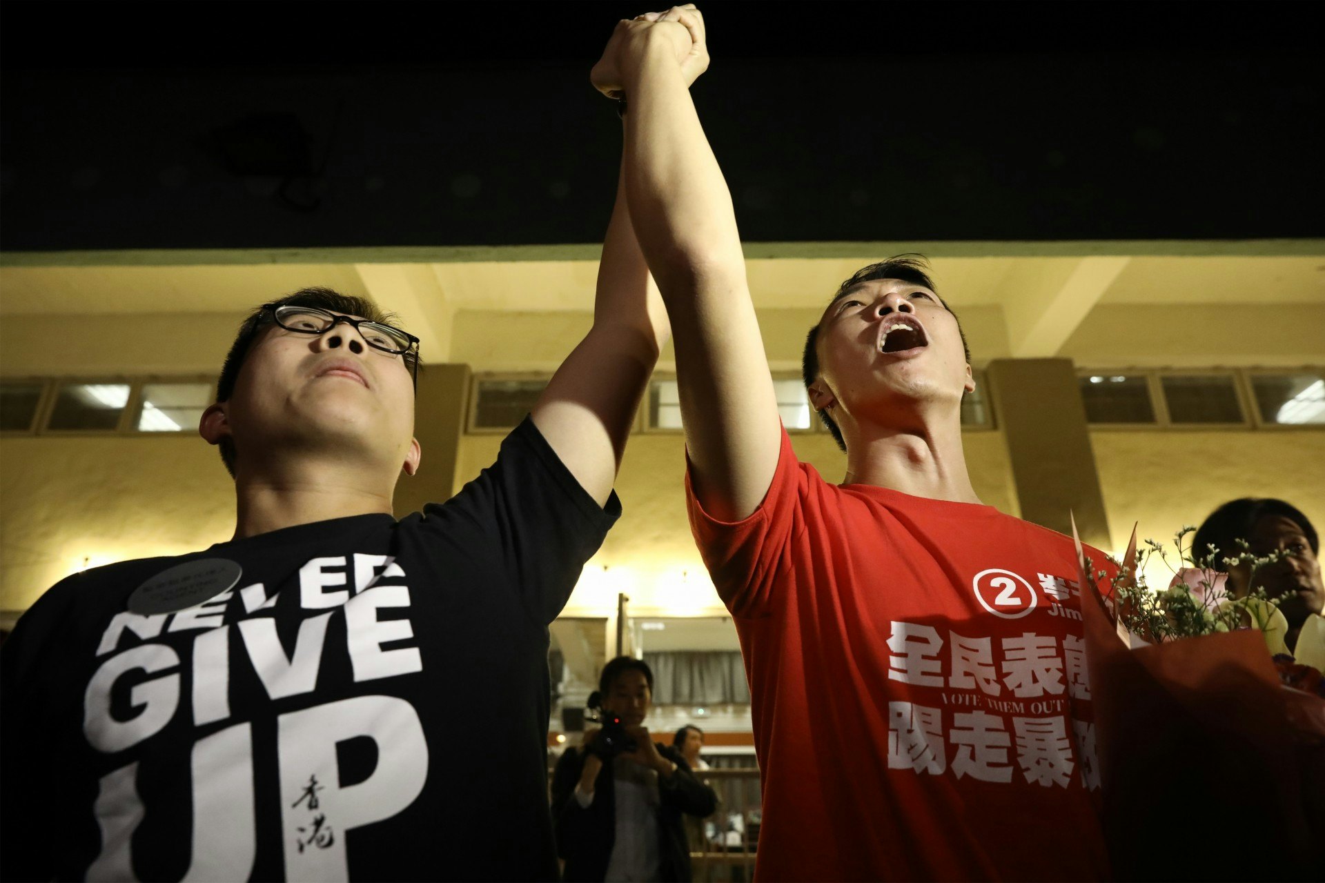岑子杰(右)得到3283票,以840票擊敗競逐連任的黃宇翰,成為沙田瀝源選區的新一任區議員。(盧翊銘攝) 岑子杰(右)得到3283票,以840票擊敗競逐連任的黃宇翰,成為沙田瀝源選區的新一任區議員。(盧翊銘攝)