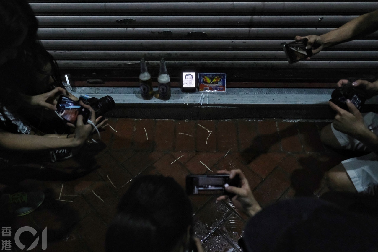 何君堯敗給盧俊宇，失去屯門樂翠選區議席，有市民去到美樂花園何君堯辦事處門外開香檳 ，倒啤酒慶祝。（曾梓洋攝）