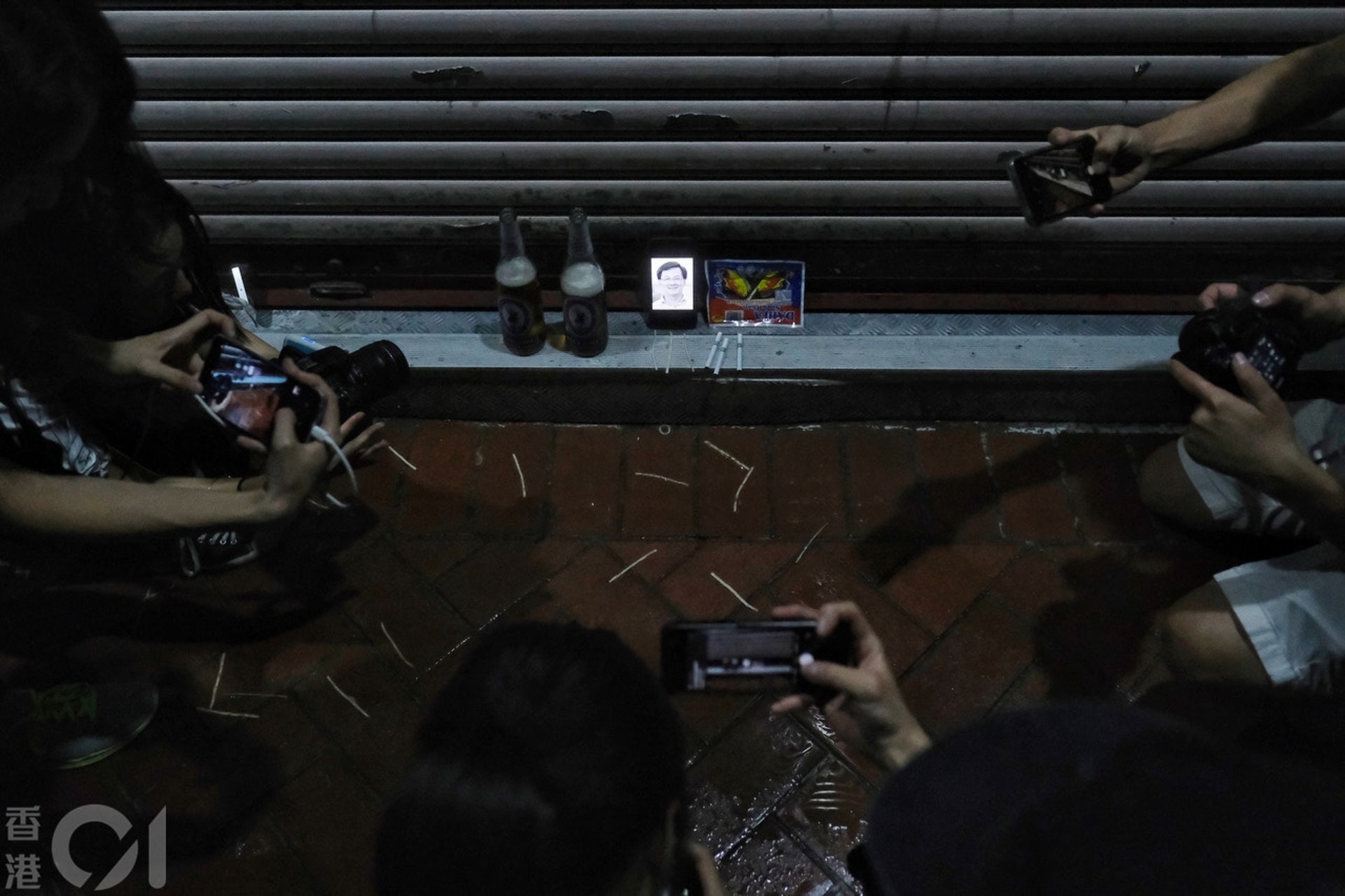 何君堯敗給盧俊宇,失去屯門樂翠選區議席,有市民去到美樂花園何君堯辦事處門外開香檳 ,倒啤酒慶祝。(曾梓洋攝) 何君堯敗給盧俊宇,失去屯門樂翠選區議席,有市民去到美樂花園何君堯辦事處門外開香檳 ,倒啤酒慶祝。(曾梓洋攝)