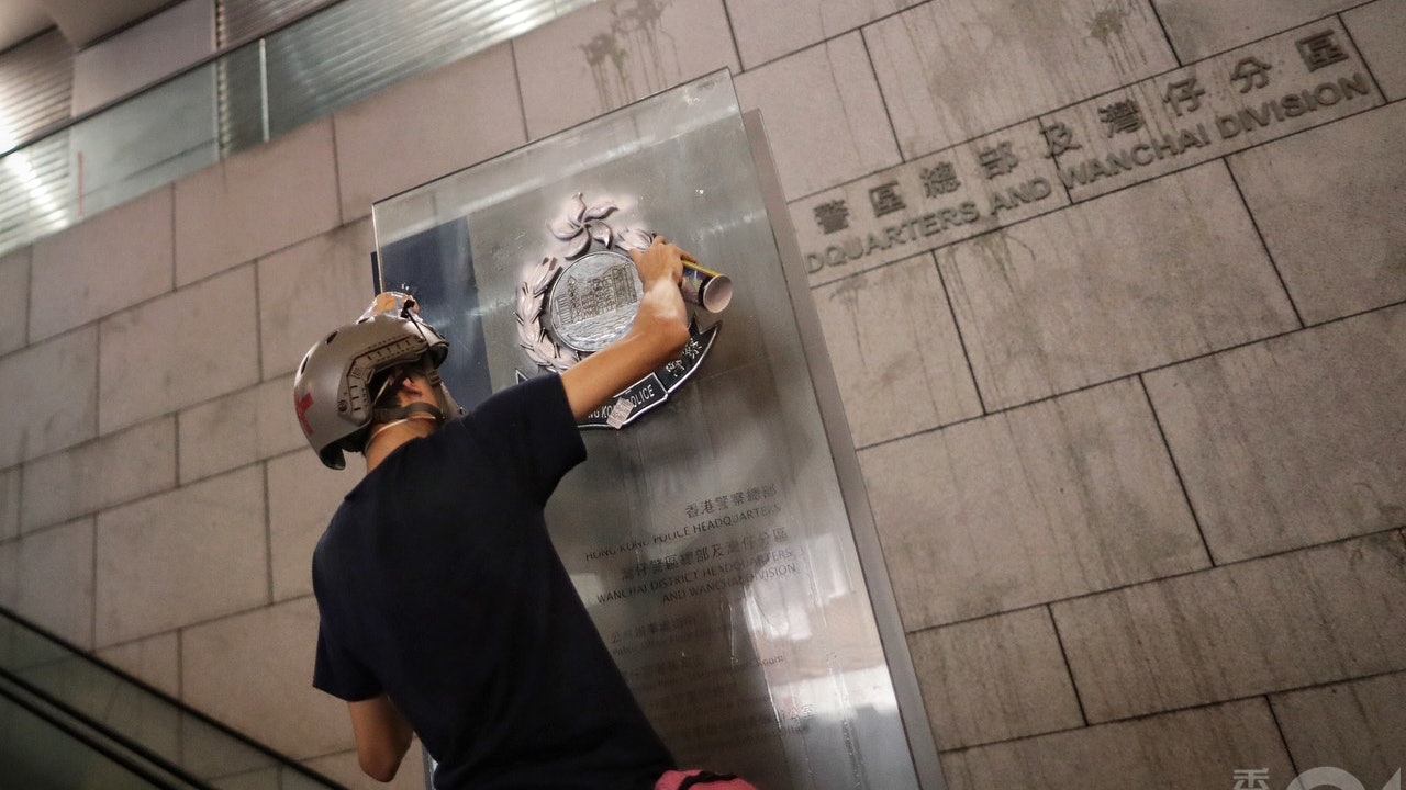 【逃犯條例】無業男向警員吐口水認襲警罪 案押後明天求情及判刑 【逃犯條例】無業男向警員吐口水認襲警罪 案押後明天求情及判刑