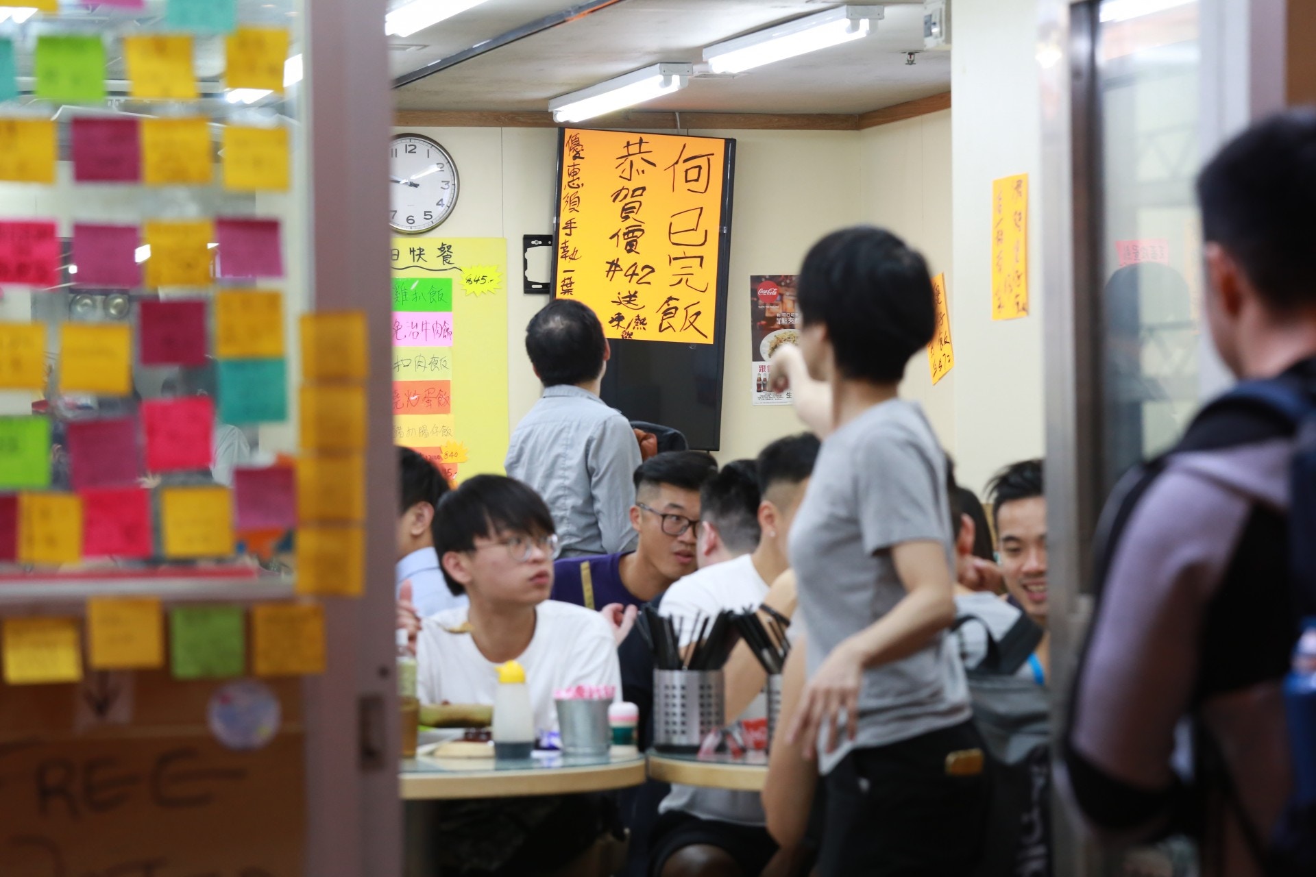 【區議會選舉】「何已完飯」冰室排長龍　食材賣光　小情侶撐黃店