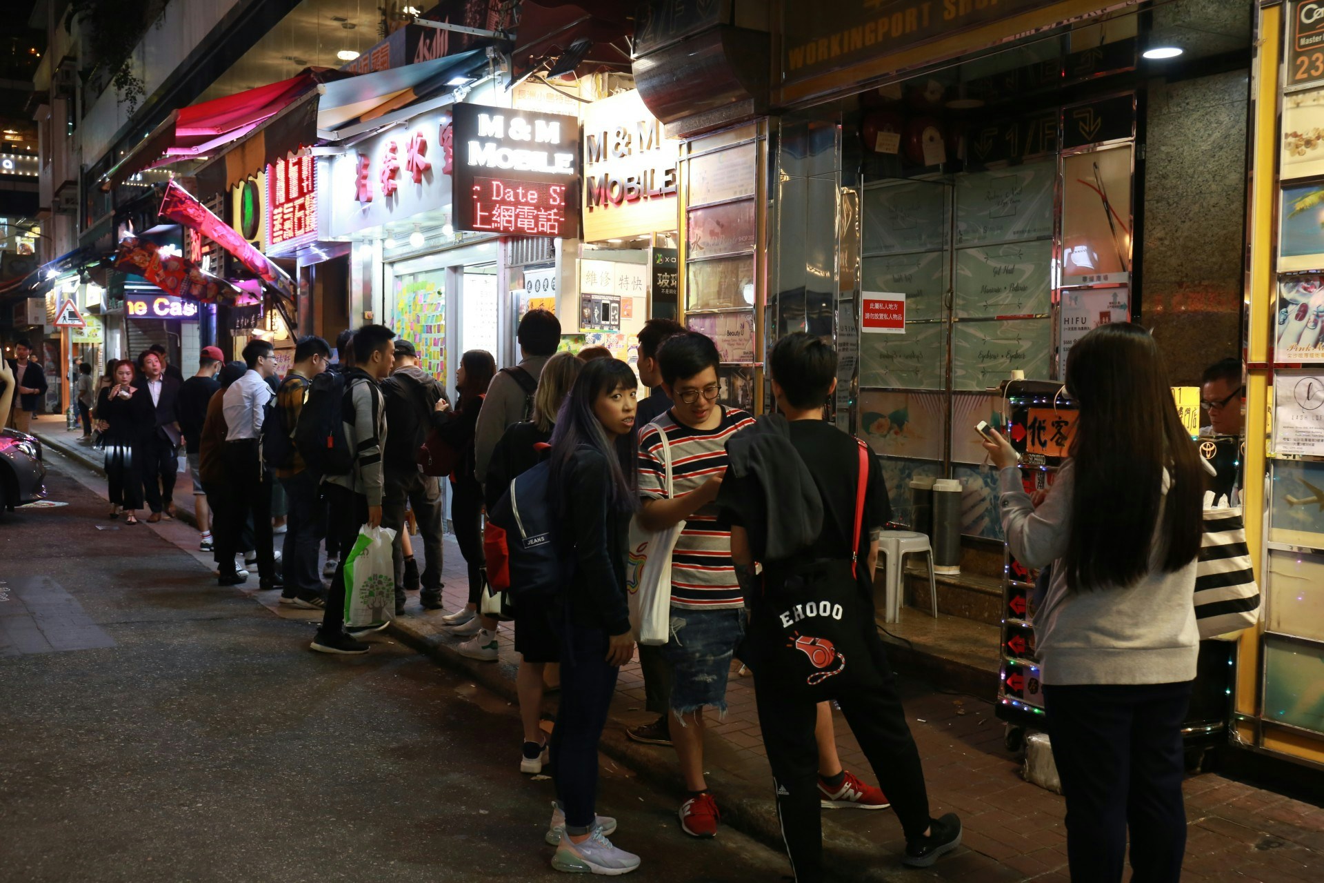 店外大排長龍。(林振華攝)