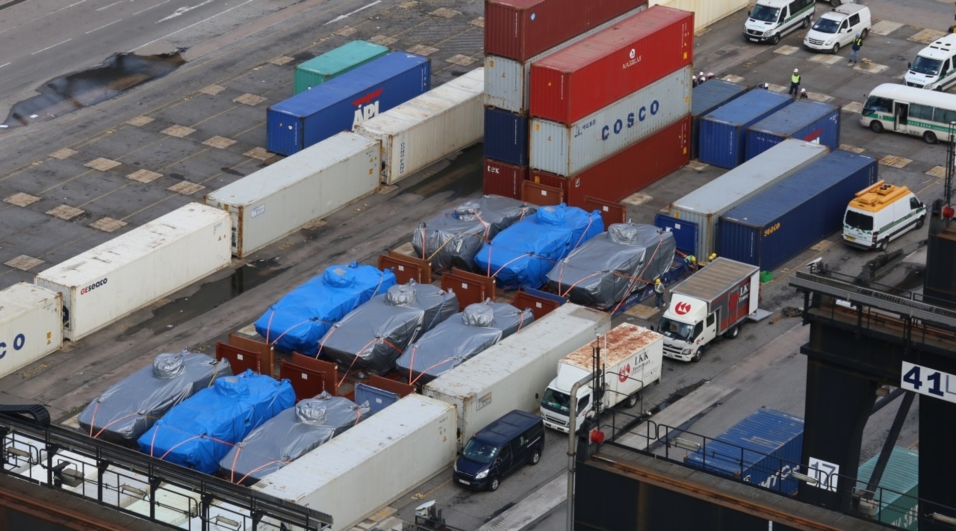 海關已通知船公司隨時可取回裝甲車。(資料圖片) 海關已通知船公司隨時可取回裝甲車。(資料圖片)