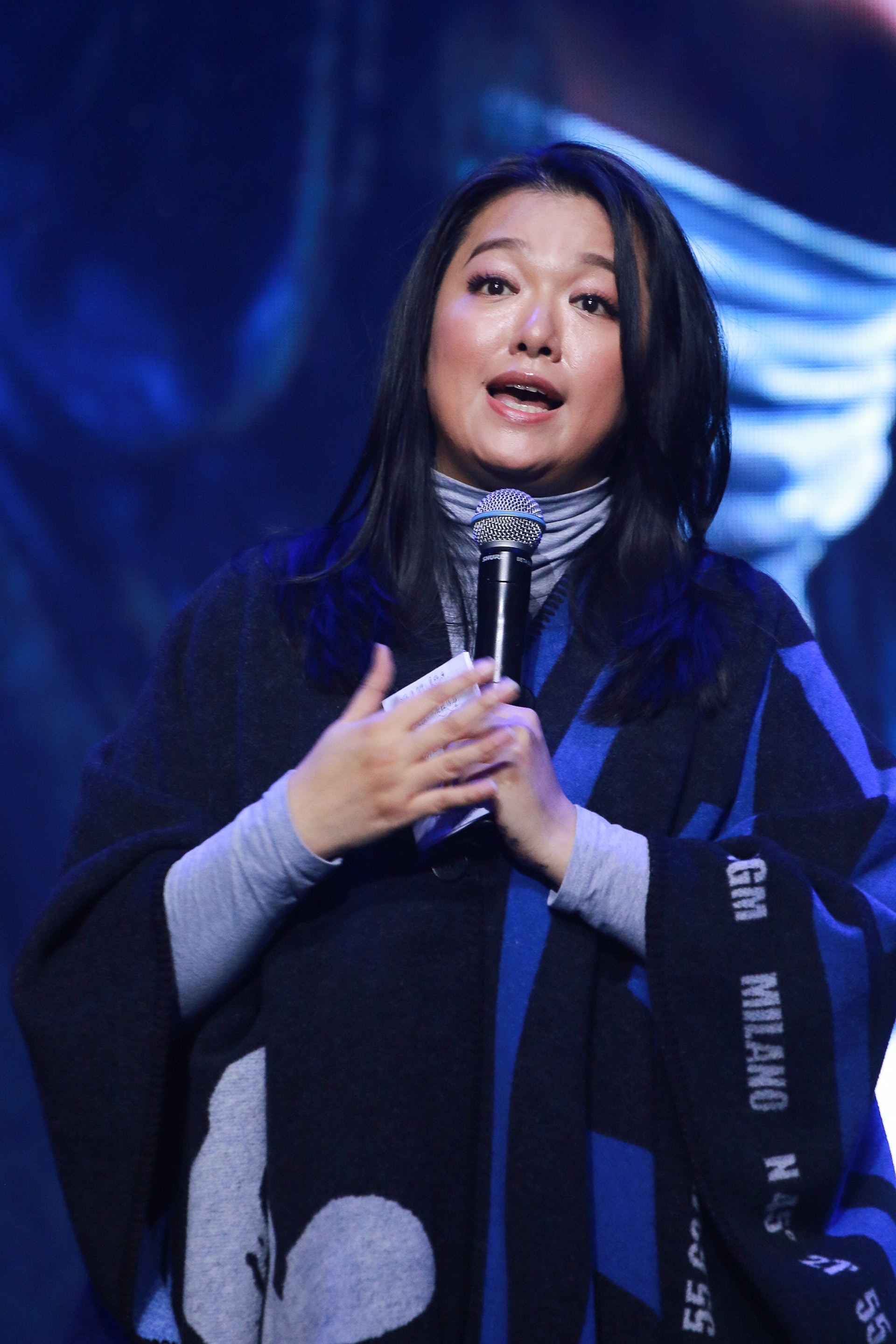 李珊珊曾出席好友王賢誌舉行的《誌友共聚》慈善音樂會,作了一個短講,明顯發胖了,但尚算精神。(VCG) 李珊珊曾出席好友王賢誌舉行的《誌友共聚》慈善音樂會,作了一個短講,明顯發胖了,但尚算精神。(VCG)