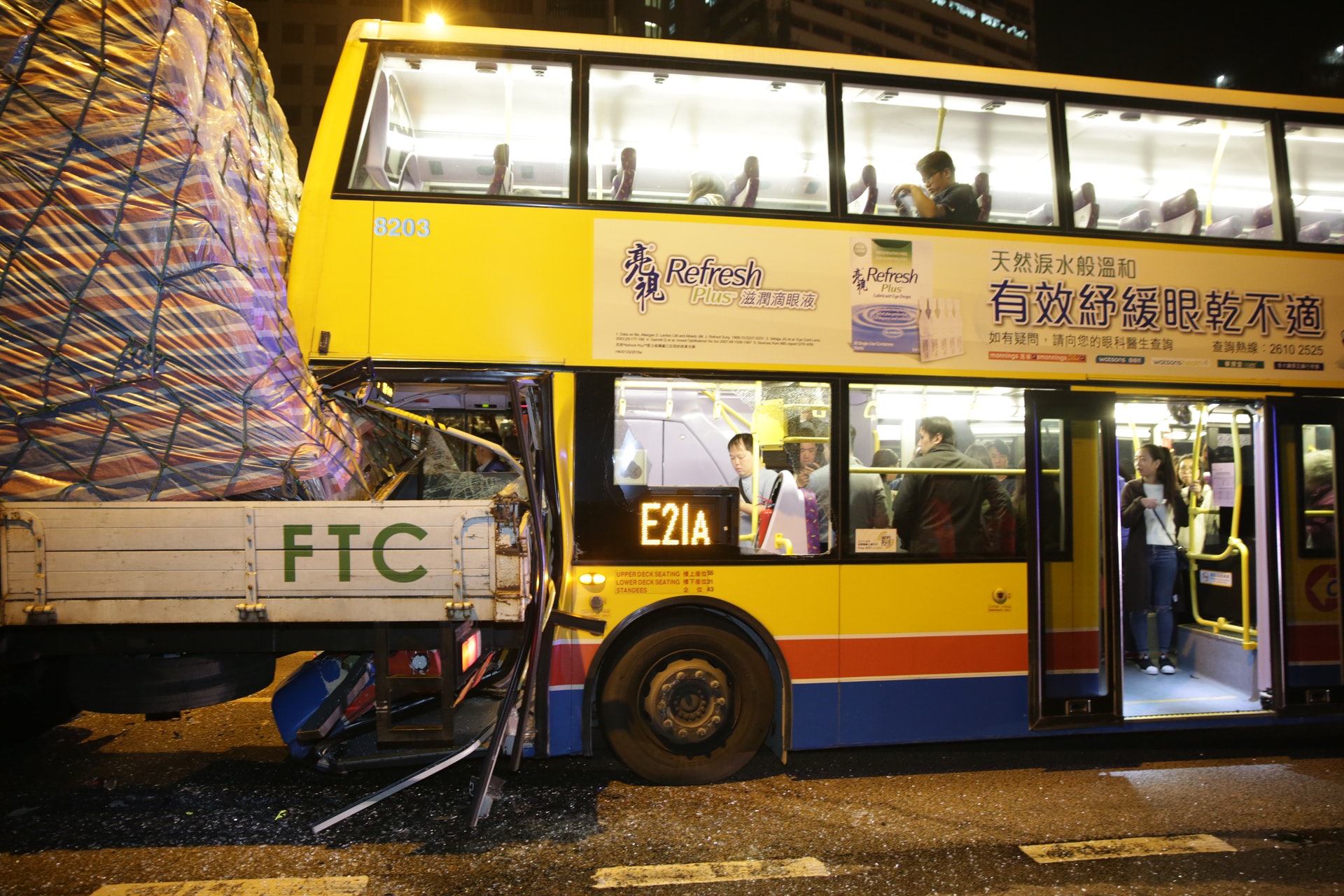 貨車車尾直插入城巴車頭,司機險死還生。(黃偉民攝) 貨車車尾直插入城巴車頭,司機險死還生。(黃偉民攝)