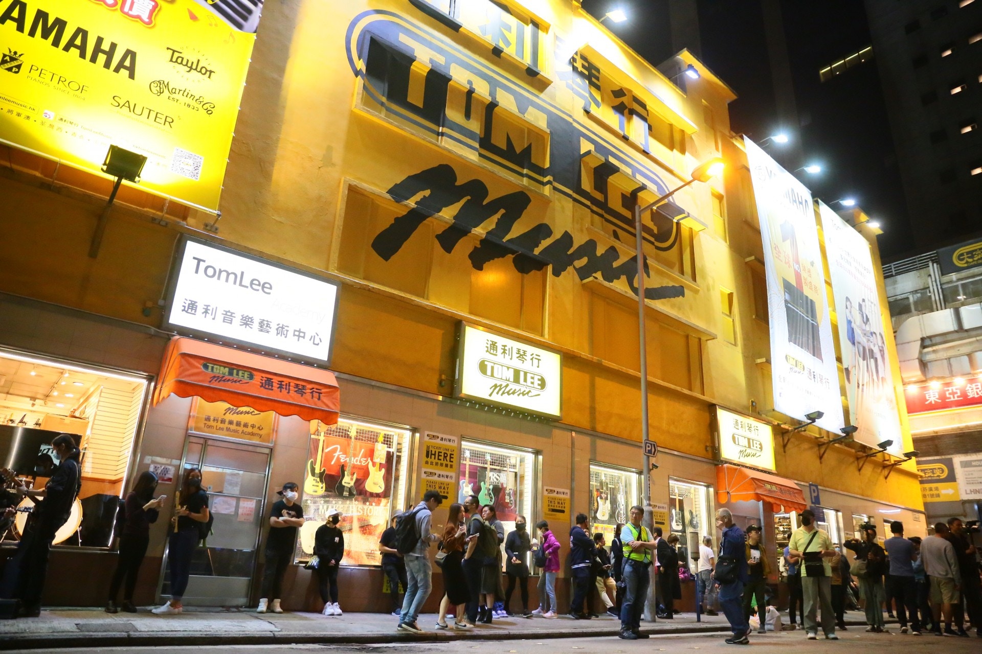 逃犯條例】尖沙咀逾百市民大合唱樂手：音樂鼓勵港人爭取民主