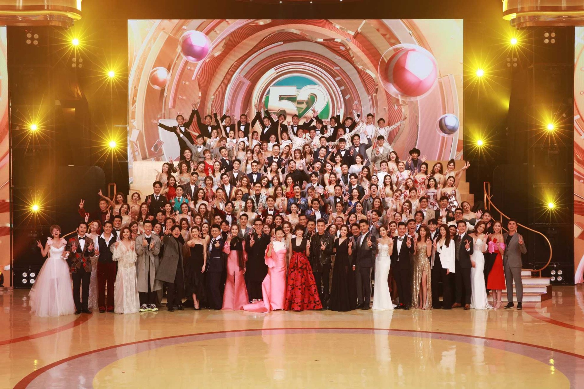 TVB台慶（2019年改名為《珍惜香港發放娛樂TVB 52 年》）臨尾一刻，有出席的藝員一齊來一張大合照，依排合便可看出各人在TVB的重視程度。以下將會用各人的排位，分析TVB最新的勢力排行！
