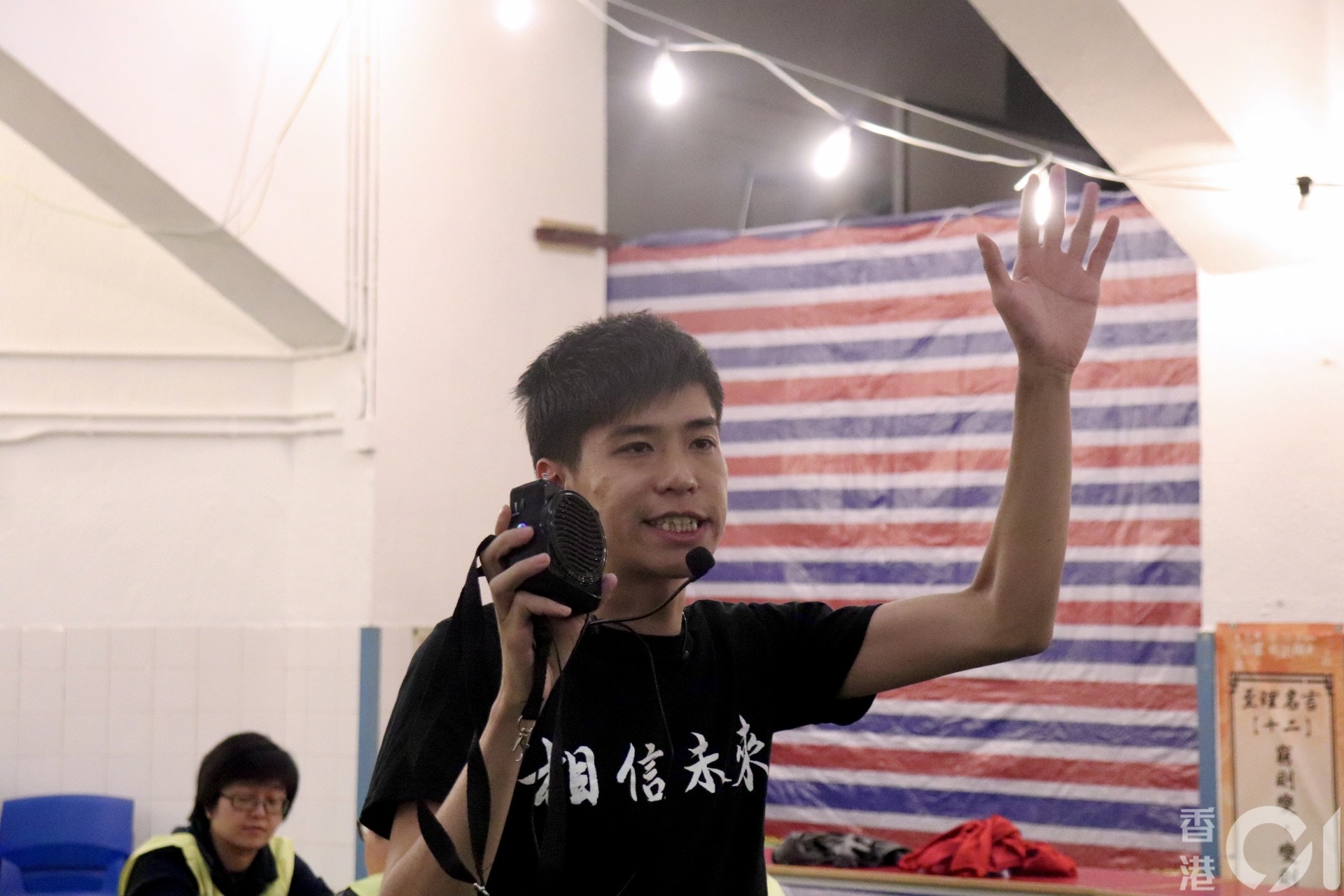 岑敖暉在宣佈當選一刻向在場人士致謝。 （黃桂桂攝）