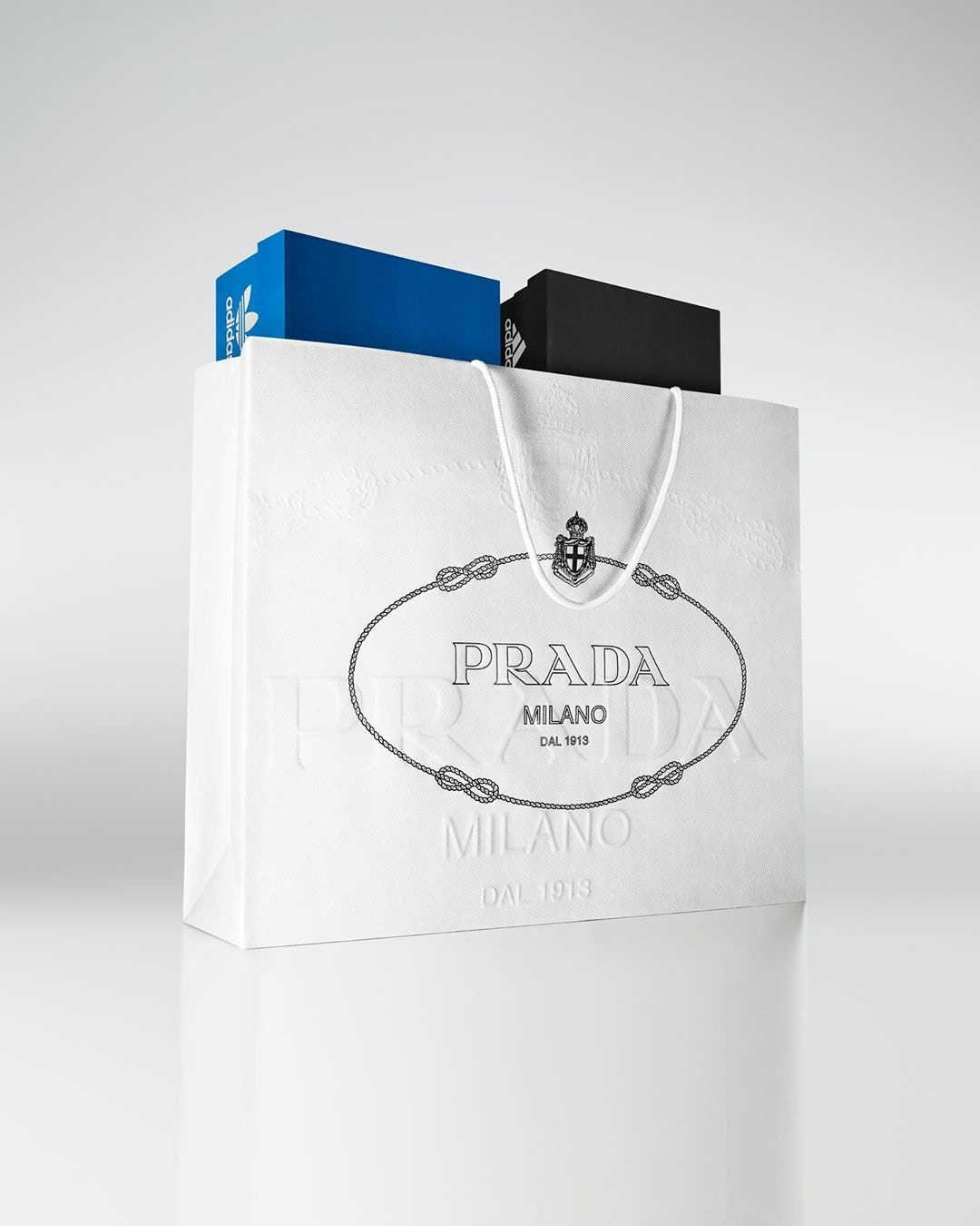 PRADA x adidas的重磅合作計劃從11月初，兩隻鞋盒被裝在PRADA袋子裡的一張圖片，便開始眾說紛紜（IG@adidasoriginals）