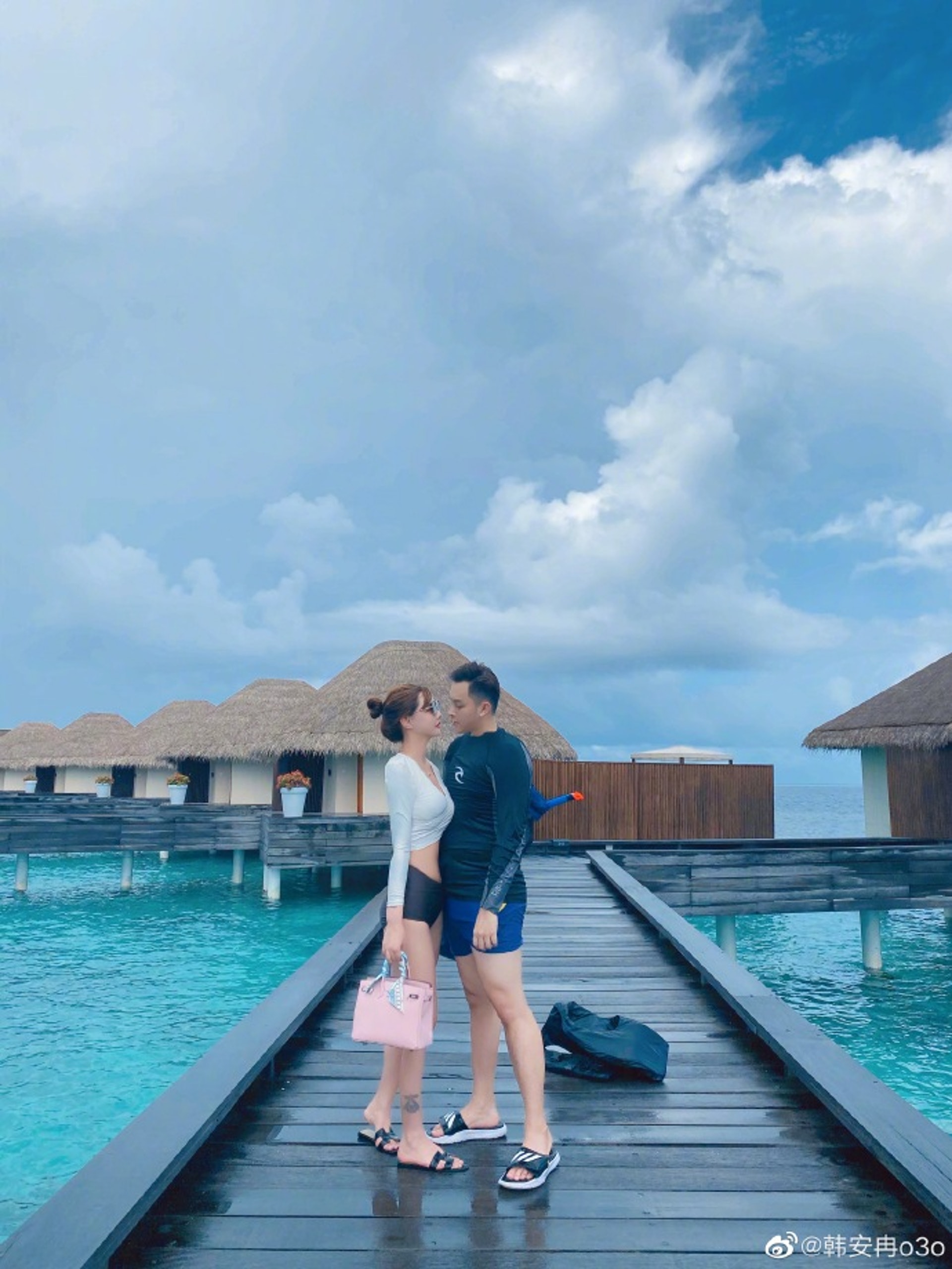 韓安冉日前在微博分享跟老公到馬爾代夫旅行的合照,但美麗景色都蓋不了修圖出錯。(韩安冉微博圖片) 韓安冉日前在微博分享跟老公到馬爾代夫旅行的合照,但美麗景色都蓋不了修圖出錯。(韩安冉微博圖片)