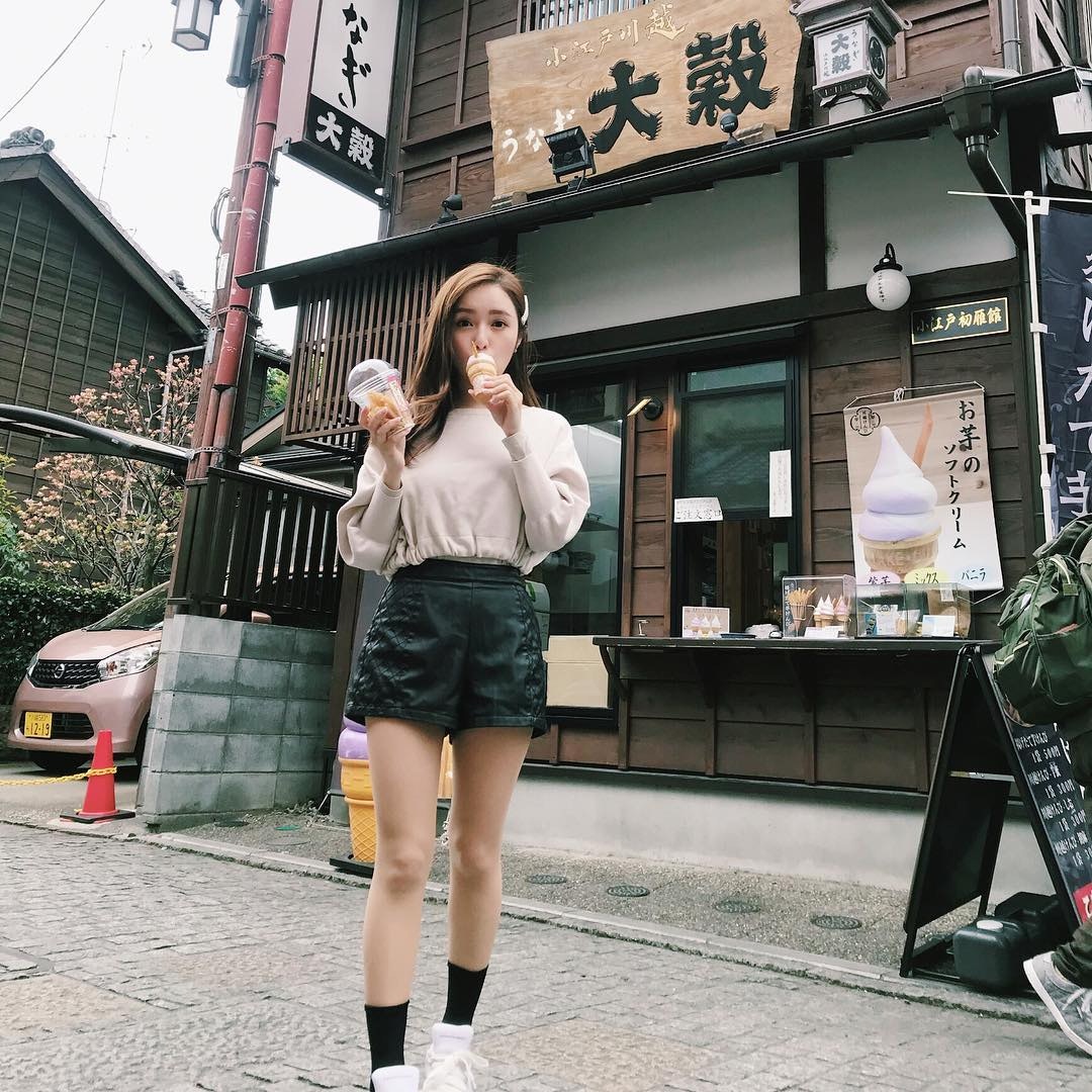 鄺潔楹可以說是香蕉身形女生的代表，身高157cm的她十分嬌小，但卻非常纖瘦，經常會穿迷你短裙露出長腿。