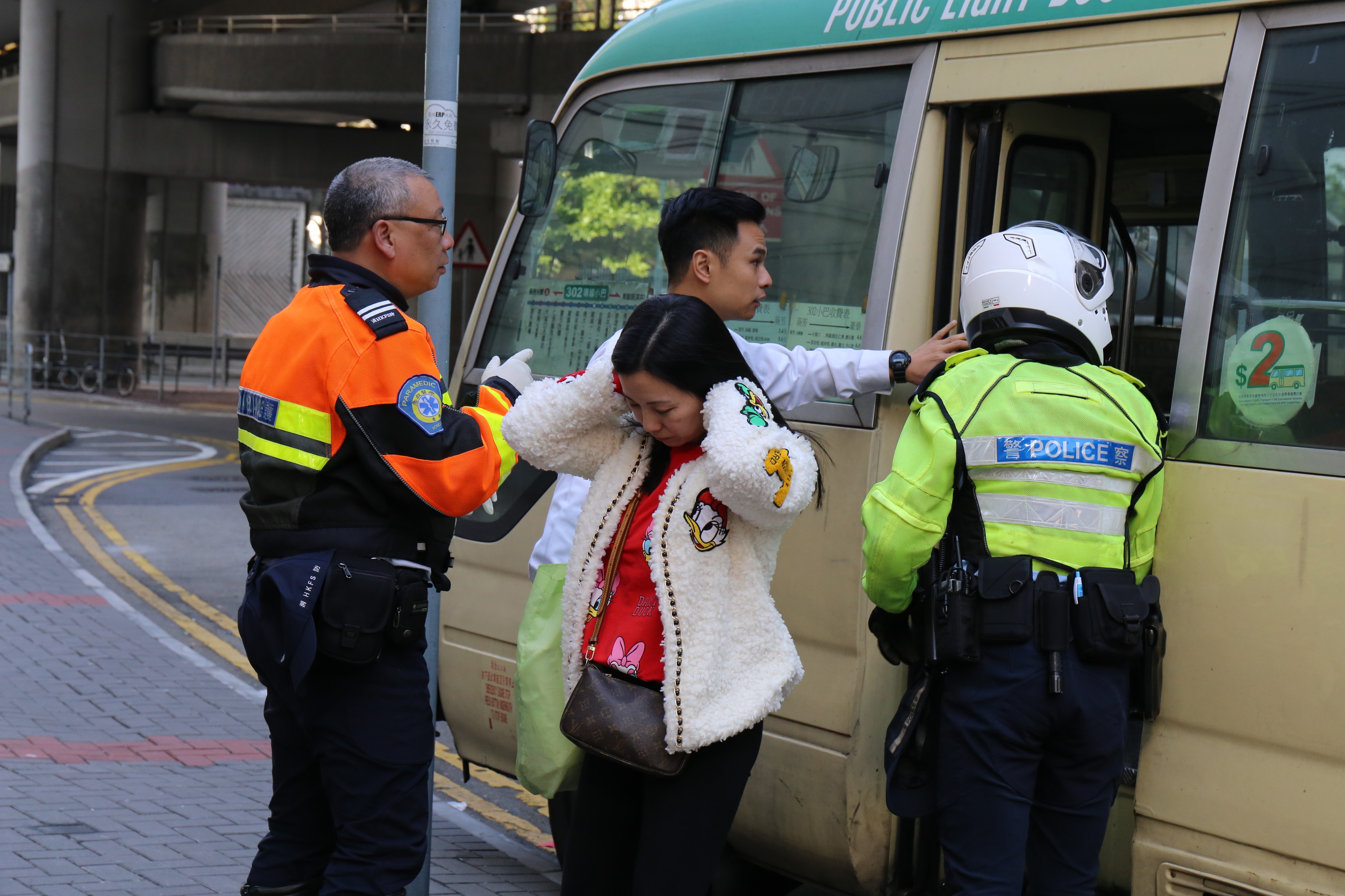 垃圾車追尾撞小巴　七乘客不適送院