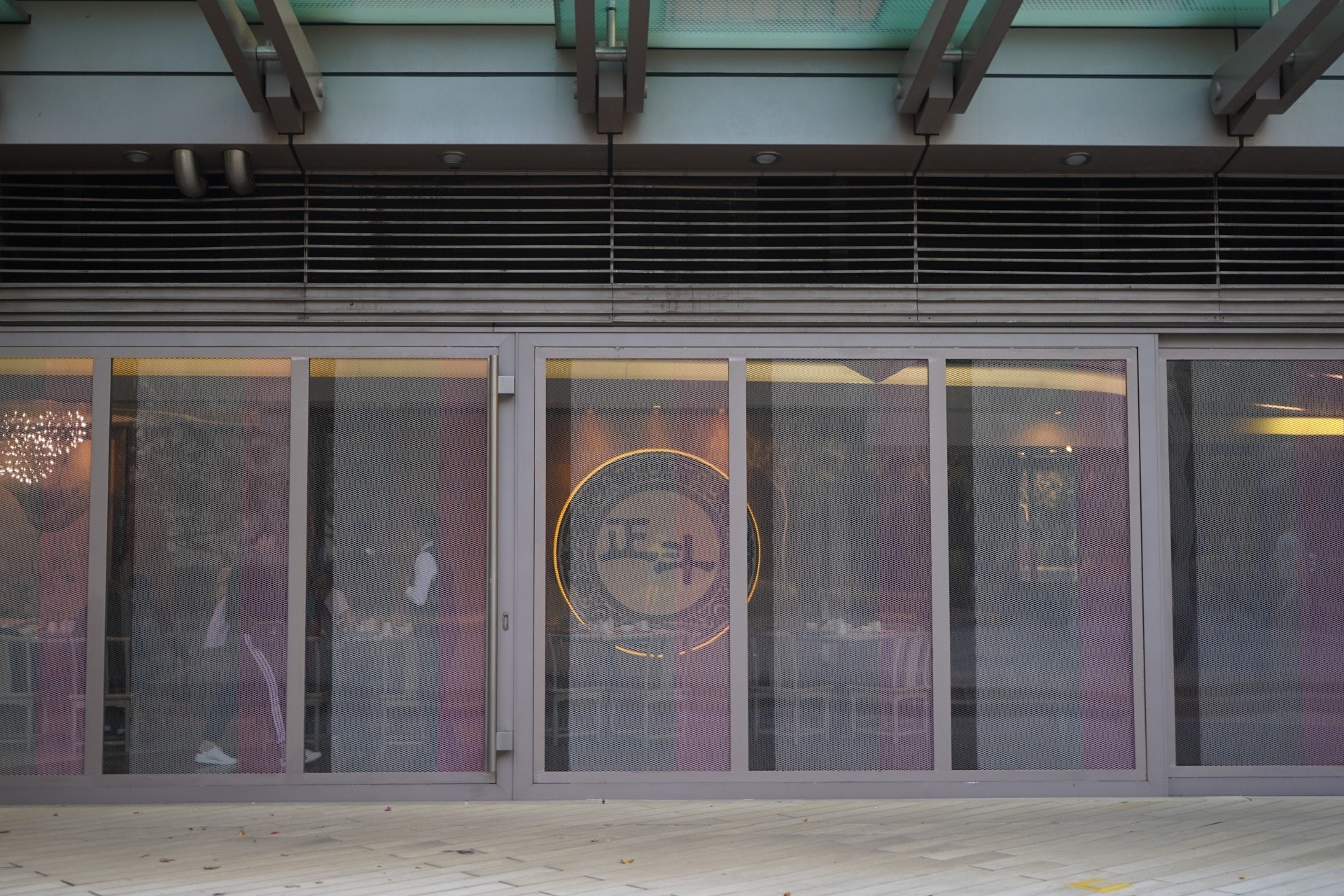 新城市廣場亦開始「鋼鐵化」加強防衛。(余睿菁攝) (余睿菁攝)