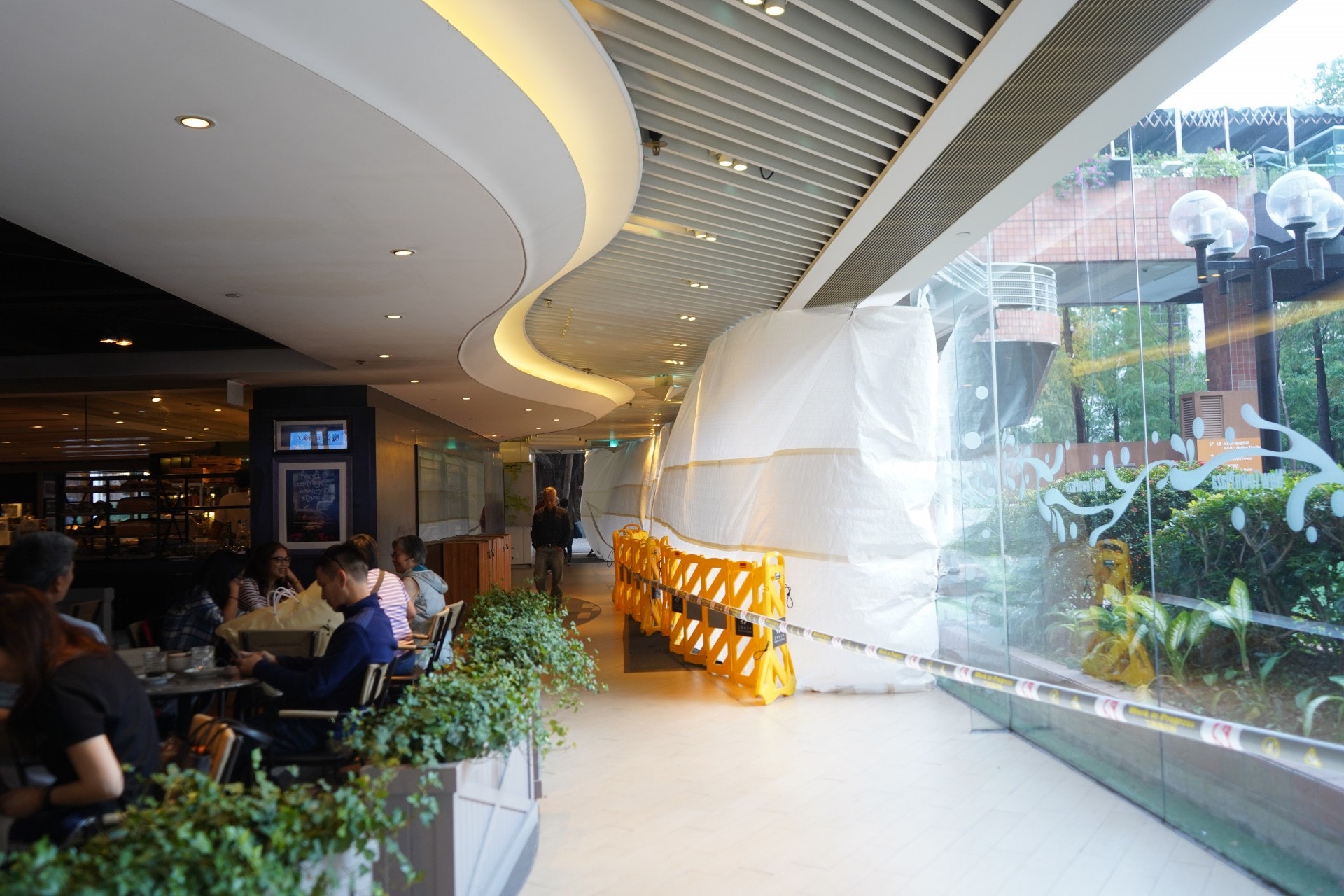 商場只用白布蓋住被損毀的地方。(余睿菁攝) (余睿菁攝)