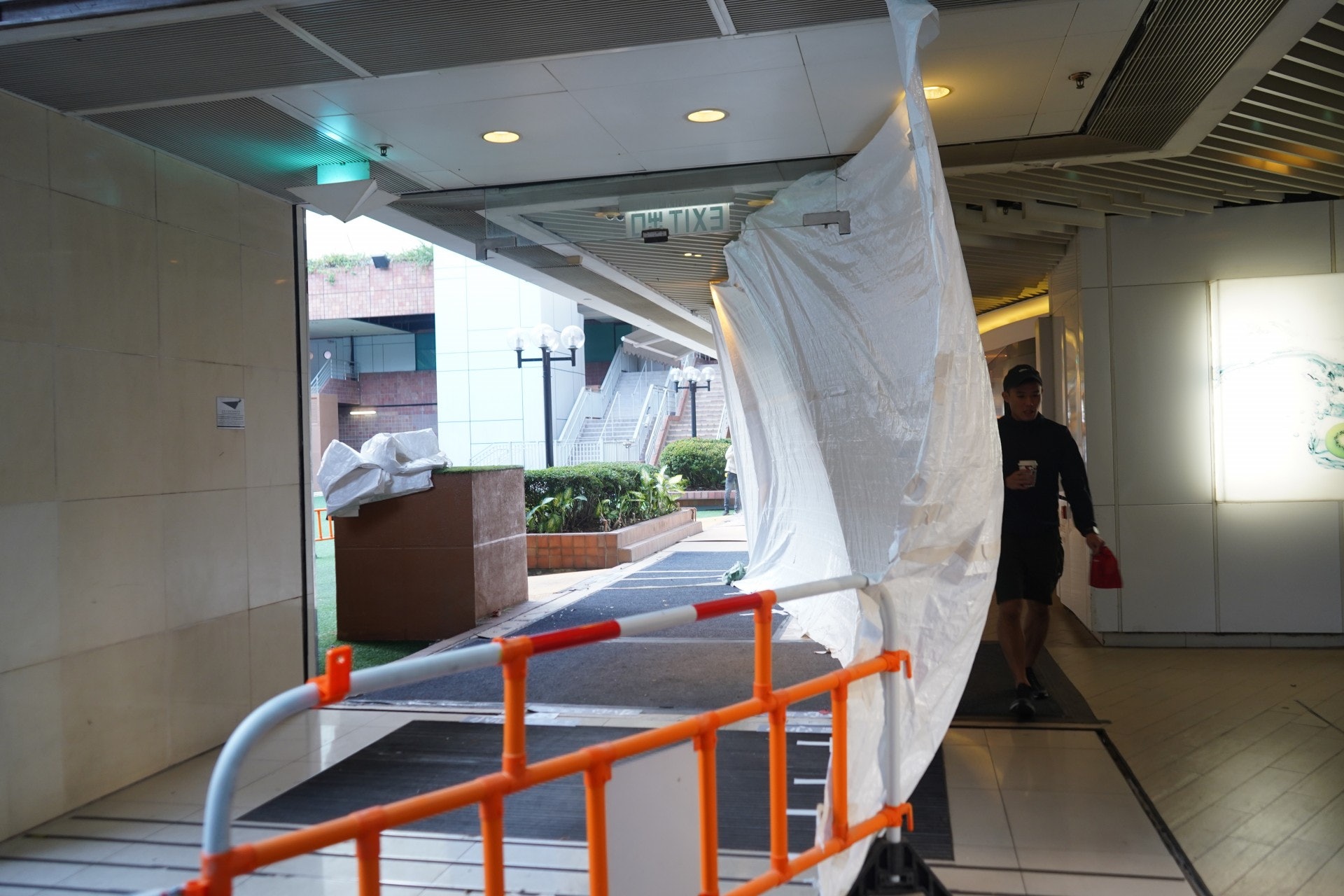 商場只用白布蓋住被損毀的地方。(余睿菁攝) (余睿菁攝)