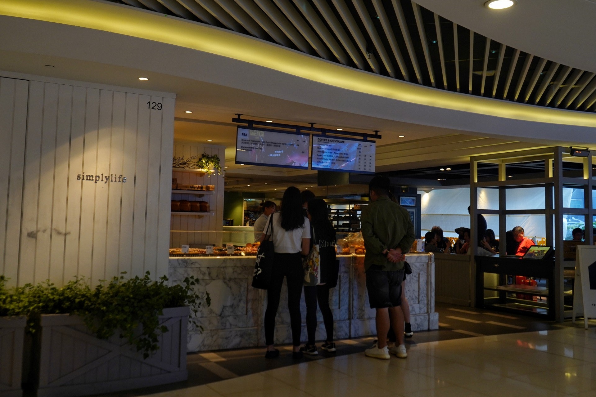 場內大部份食肆仍然營業,人流與平日相比似乎未有減少。(余睿菁攝) (余睿菁攝)