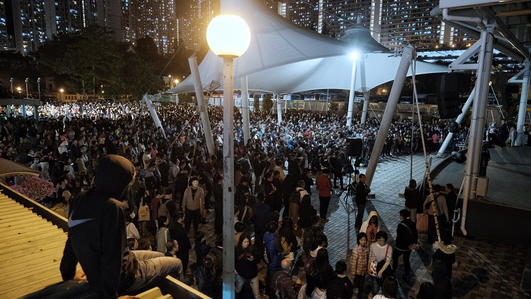 【逃犯條例】逾千人黃大仙慶祝民主派奪區議會全部議席 【逃犯條例】逾千人黃大仙慶祝民主派奪區議會全部議席