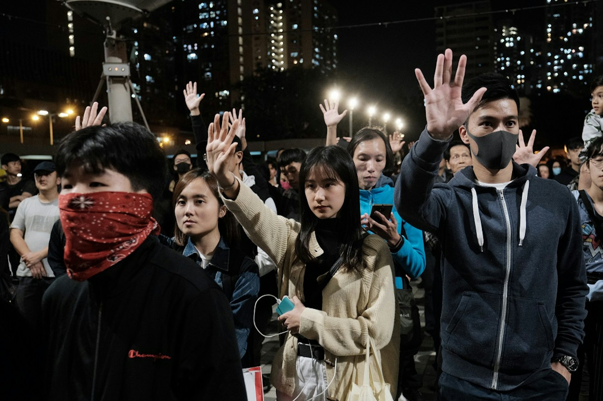 晚上8時,過百人在黃大仙廣場聚集,出席區議會選舉祝捷會。(羅君豪攝) 晚上8時,過百人在黃大仙廣場聚集,出席區議會選舉祝捷會。(羅君豪攝)