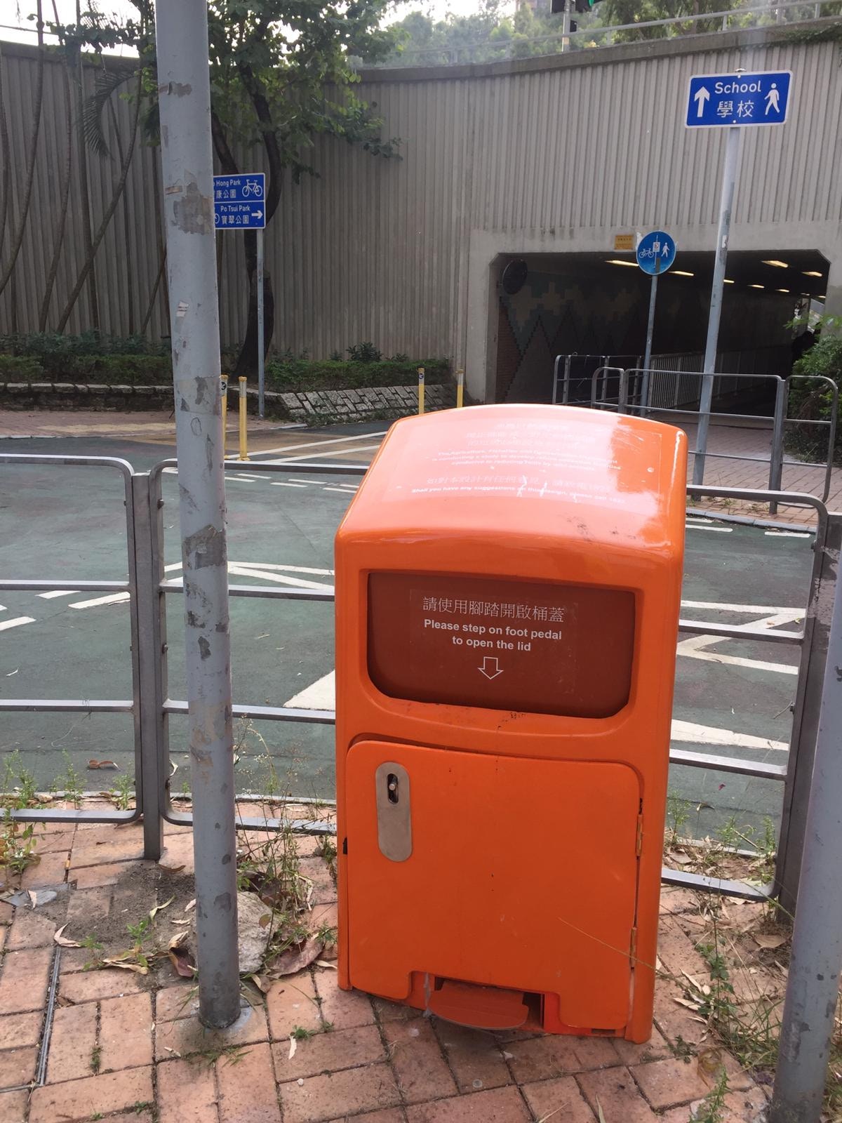 馮君安指,寶林邨一帶月前新增了一、兩個以腳踏開啟,以防野生動物翻找垃圾的新式垃圾桶,惟設置後不久,腳踏裝置已告損壞。 (馮君安提供圖片) 馮君安指,寶林邨一帶月前新增了一、兩個以腳踏開啟,以防野生動物翻找垃圾的新式垃圾桶,惟設置後不久,腳踏裝置已告損壞。 (馮君安提供圖片)