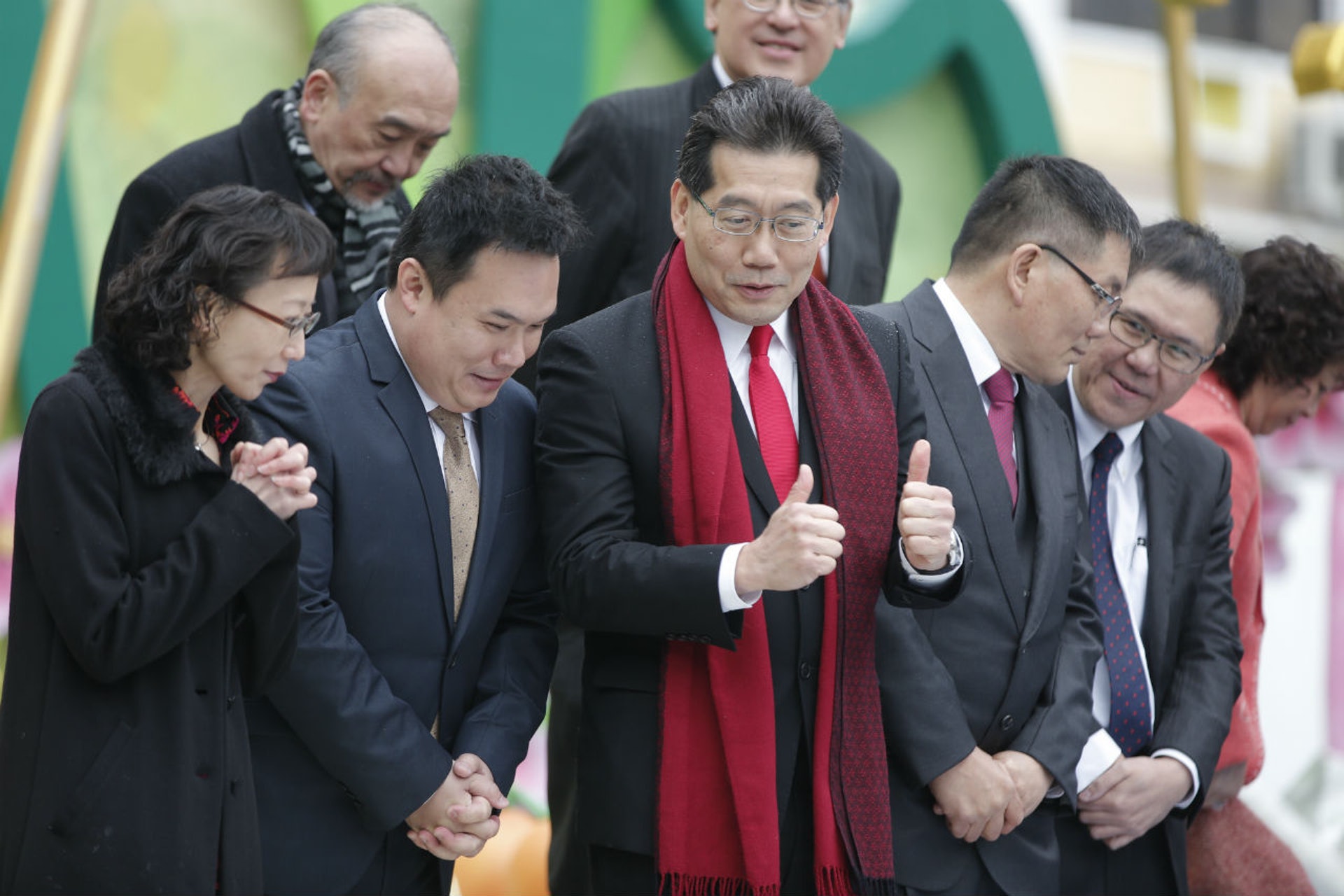 送舊迎新,商務及經濟局局長蘇錦樑(左三),身旁左邊是亞視副總裁陳興昌,4月1日是亞視免費牌照營運最後一天。右旁是廣播處處長梁家榮,4月2日會接手亞視模擬頻道。(江智騫攝), 送舊迎新,商務及經濟局局長蘇錦樑(左三),身旁左邊是亞視副總裁陳興昌,4月1日是亞視免費牌照營運最後一天。右旁是廣播處處長梁家榮,4月2日會接手亞視模擬頻道。(江智騫攝),