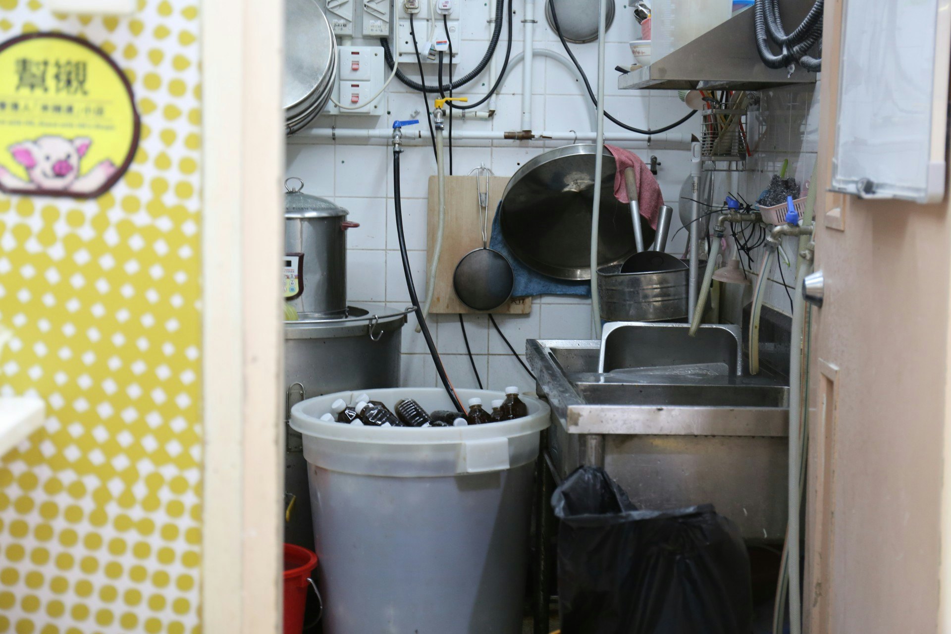 老闆娘今(4日)準備了多枝涼茶,免費派發給受催淚彈影響而有咳嗽問題的人士。(陳蕾蕾攝) 老闆娘今(4日)準備了多枝涼茶,免費派發給受催淚彈影響而有咳嗽問題的人士。(陳蕾蕾攝)