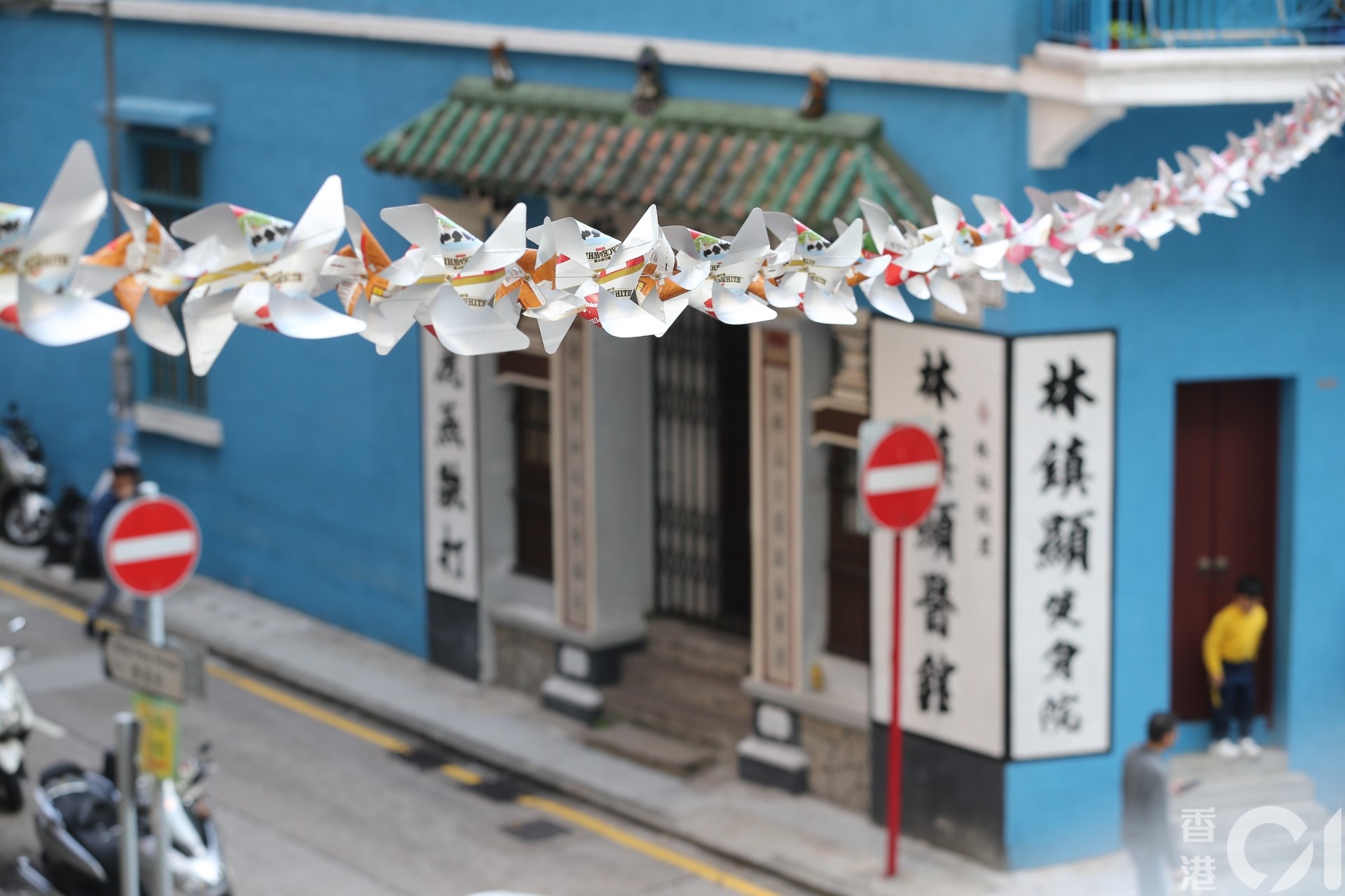 聖誕裝飾物不一定要十分華麗,用400個回收紙盒製成的風車串也亦是可以。(蔡正邦攝) 聖誕裝飾物不一定要十分華麗,用400個回收紙盒製成的風車串也亦是可以。(蔡正邦攝)